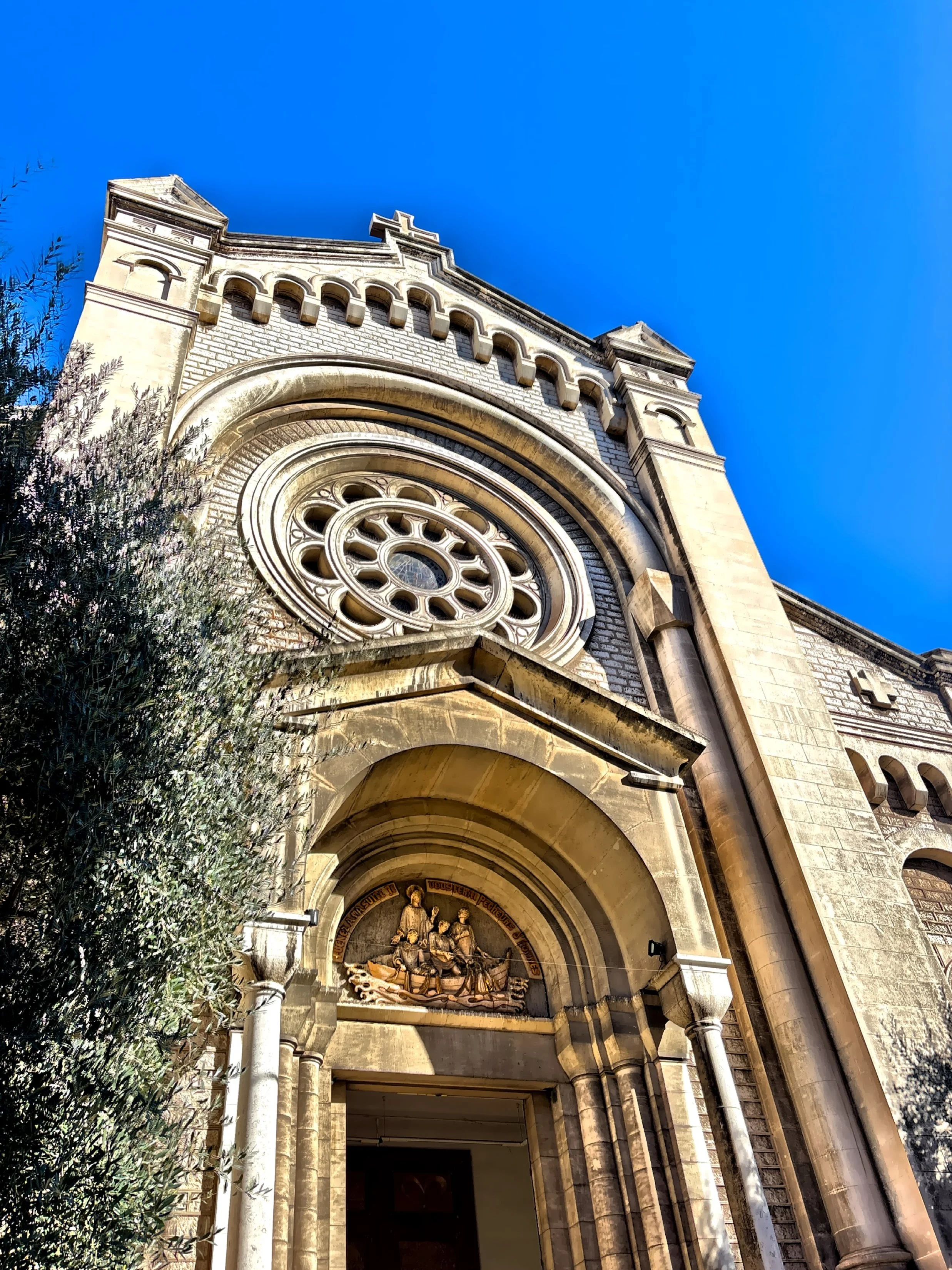  The facade of Eglise Saint-Pierre d’Arena. 