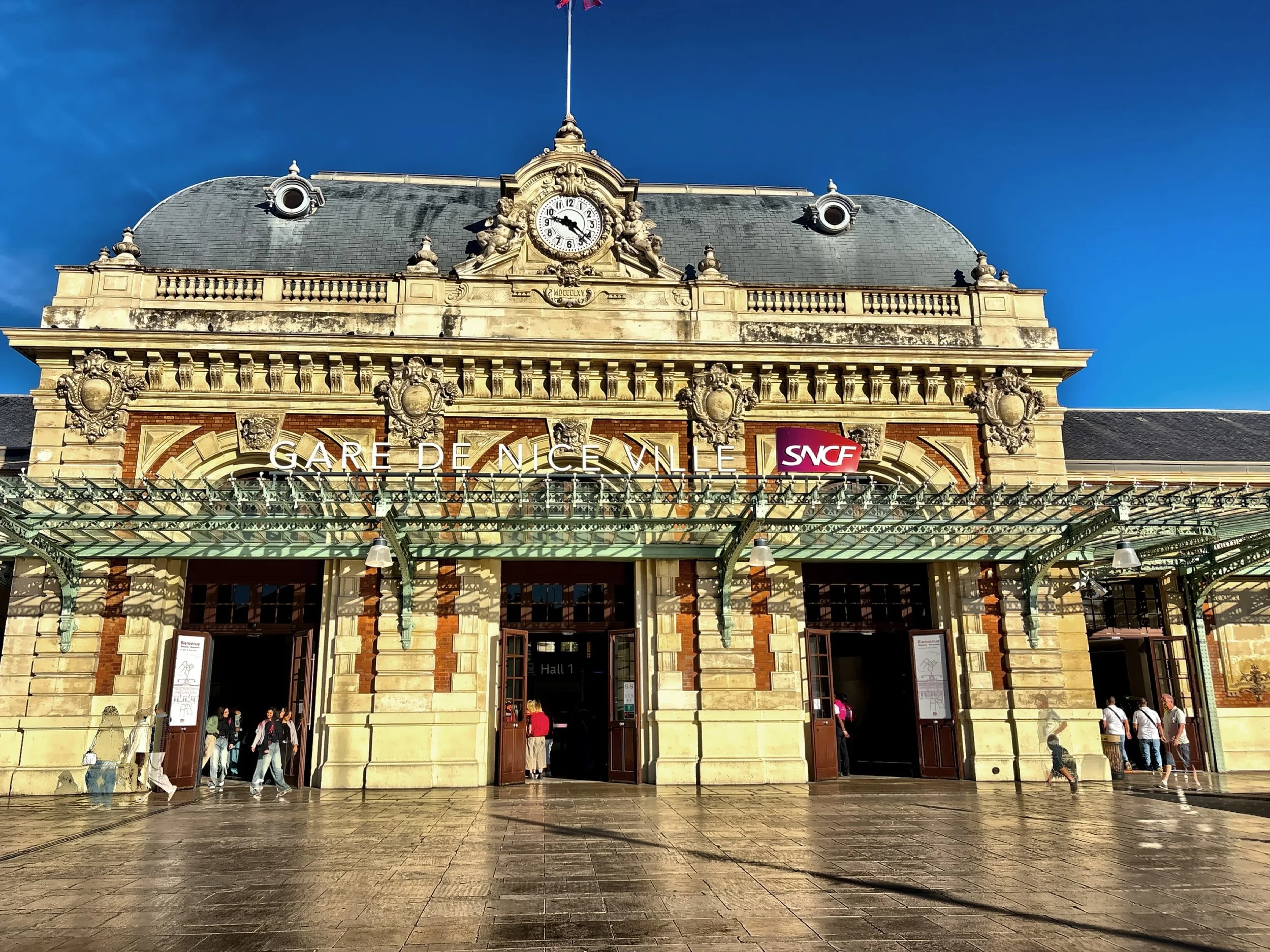  Gare de Nice-Ville, the main railway station built in 1867. 
