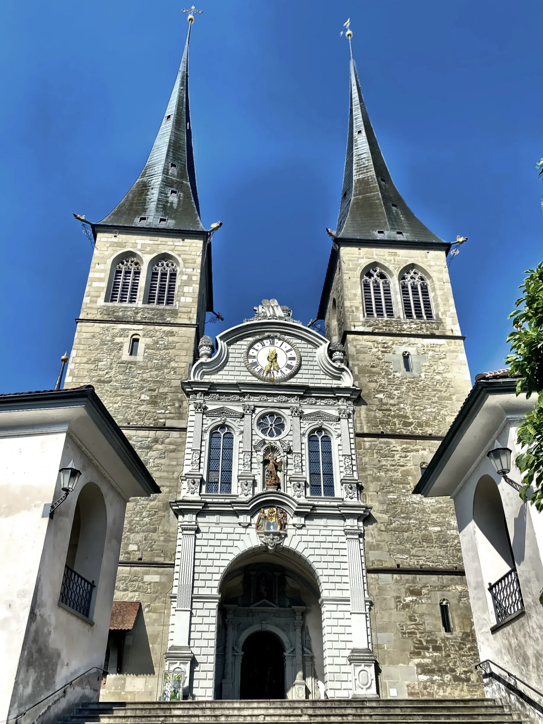  The church is dedicated to St. Leodegar, a 7th-century Frankish nobleman and Christian martyr. 