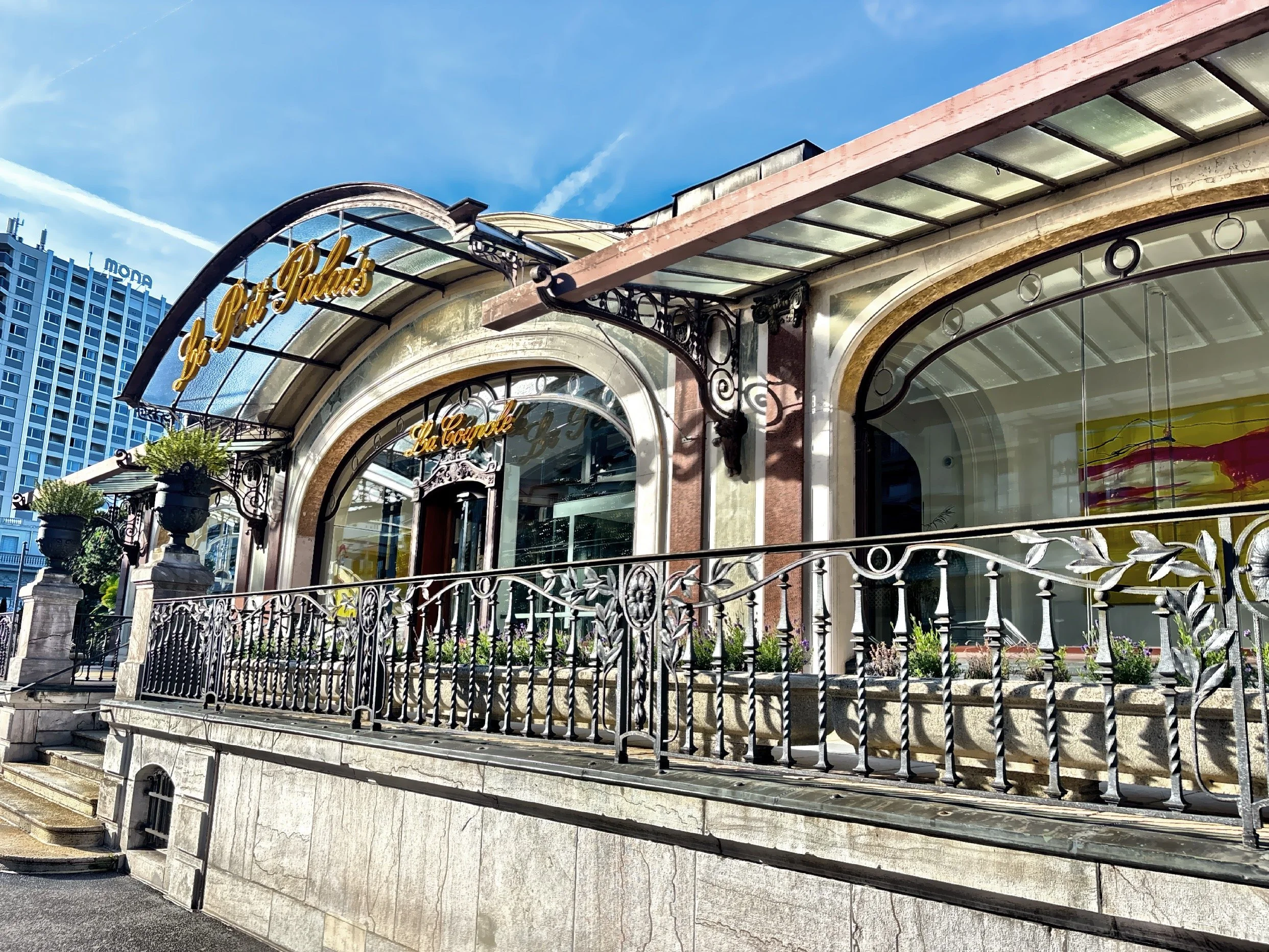  The Fairmont Le Montraux Palace built in 1906.  Since 1966, it has been a venue for the Jazz Festival. 