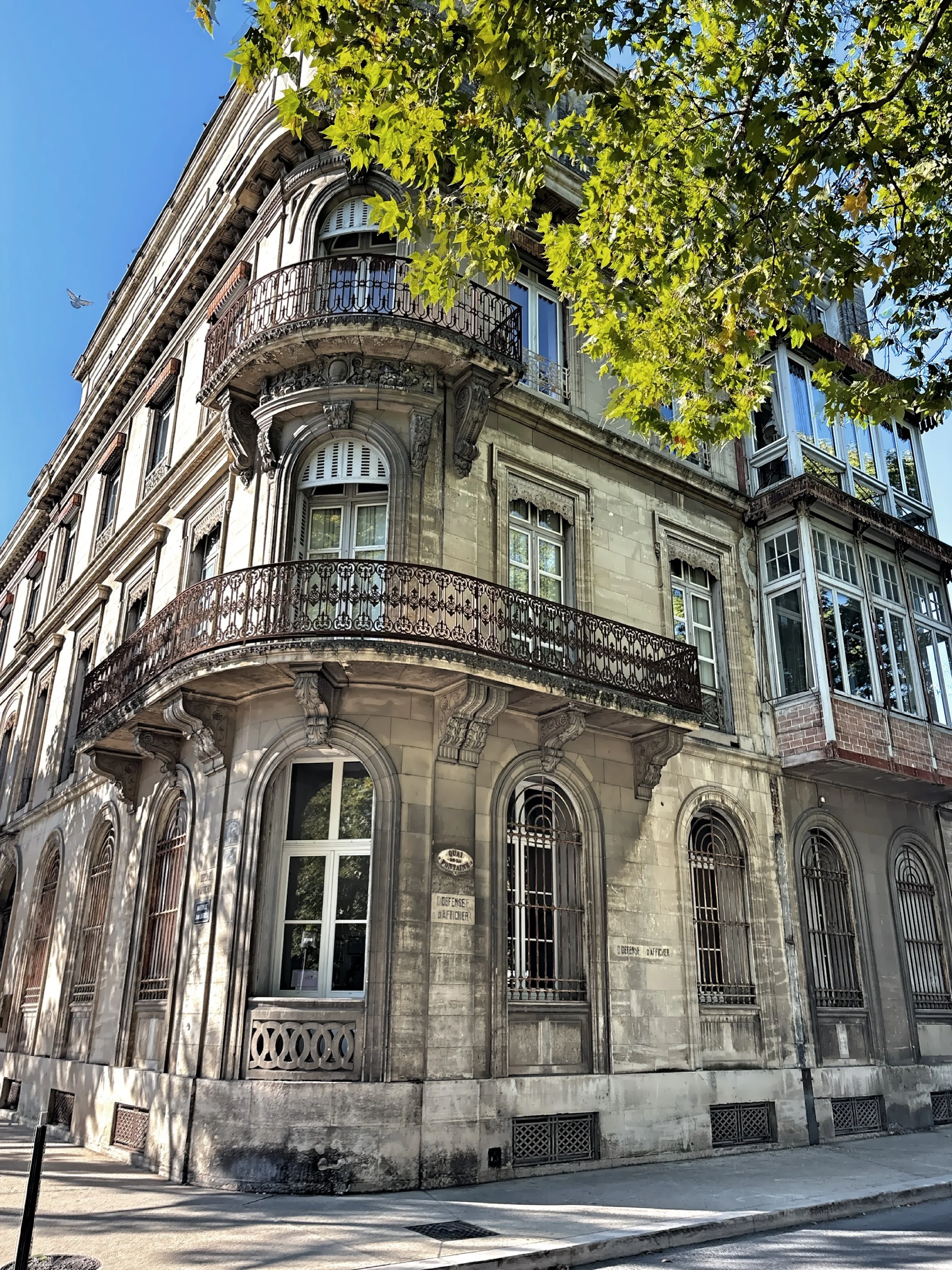  The city is compact and very walkable. You can stroll from monument to monument, wander old streets, stop at cafes without having to cover huge distances. 