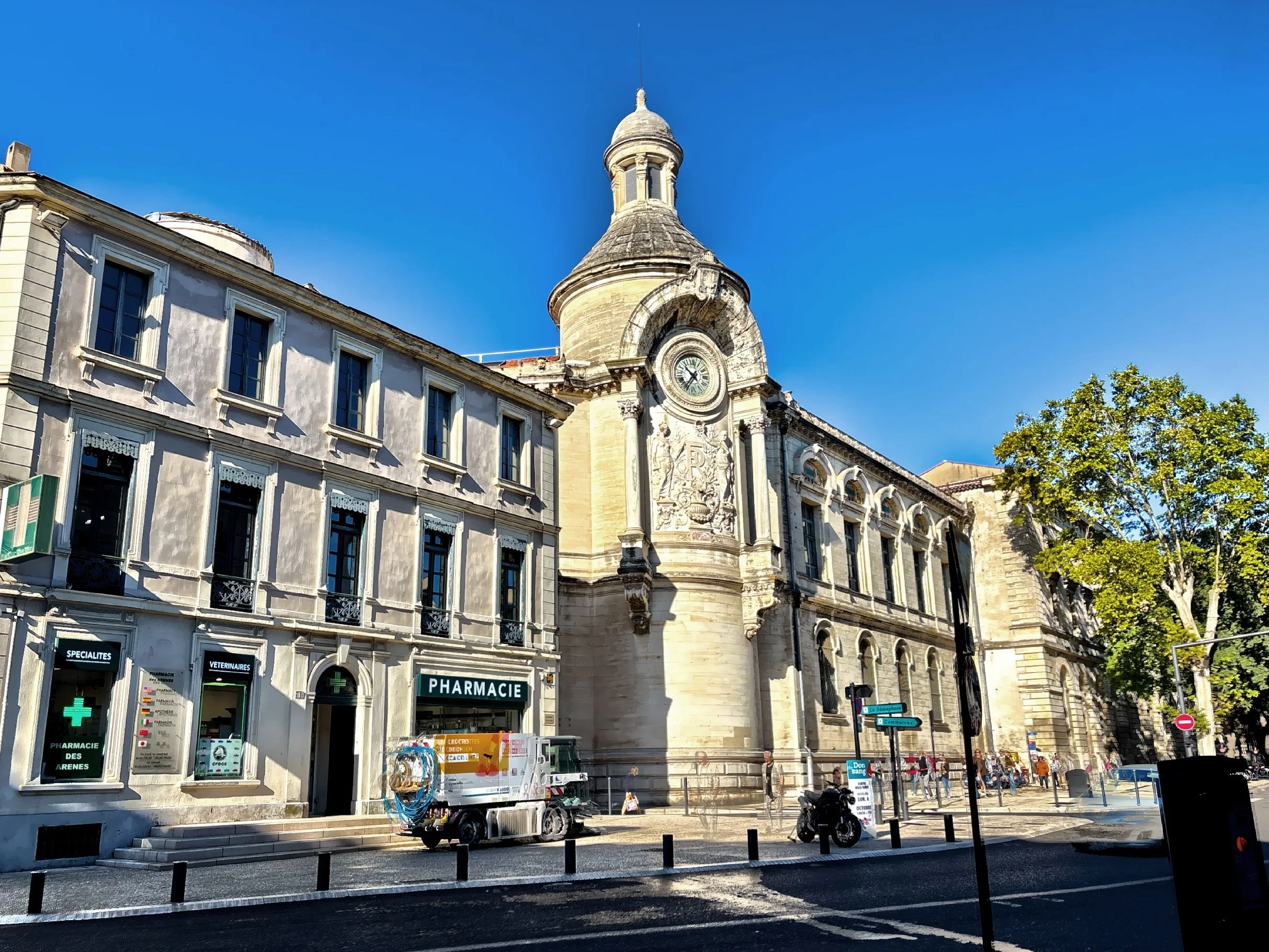  The clock tower of the Lycée Alphonse Daudet. 