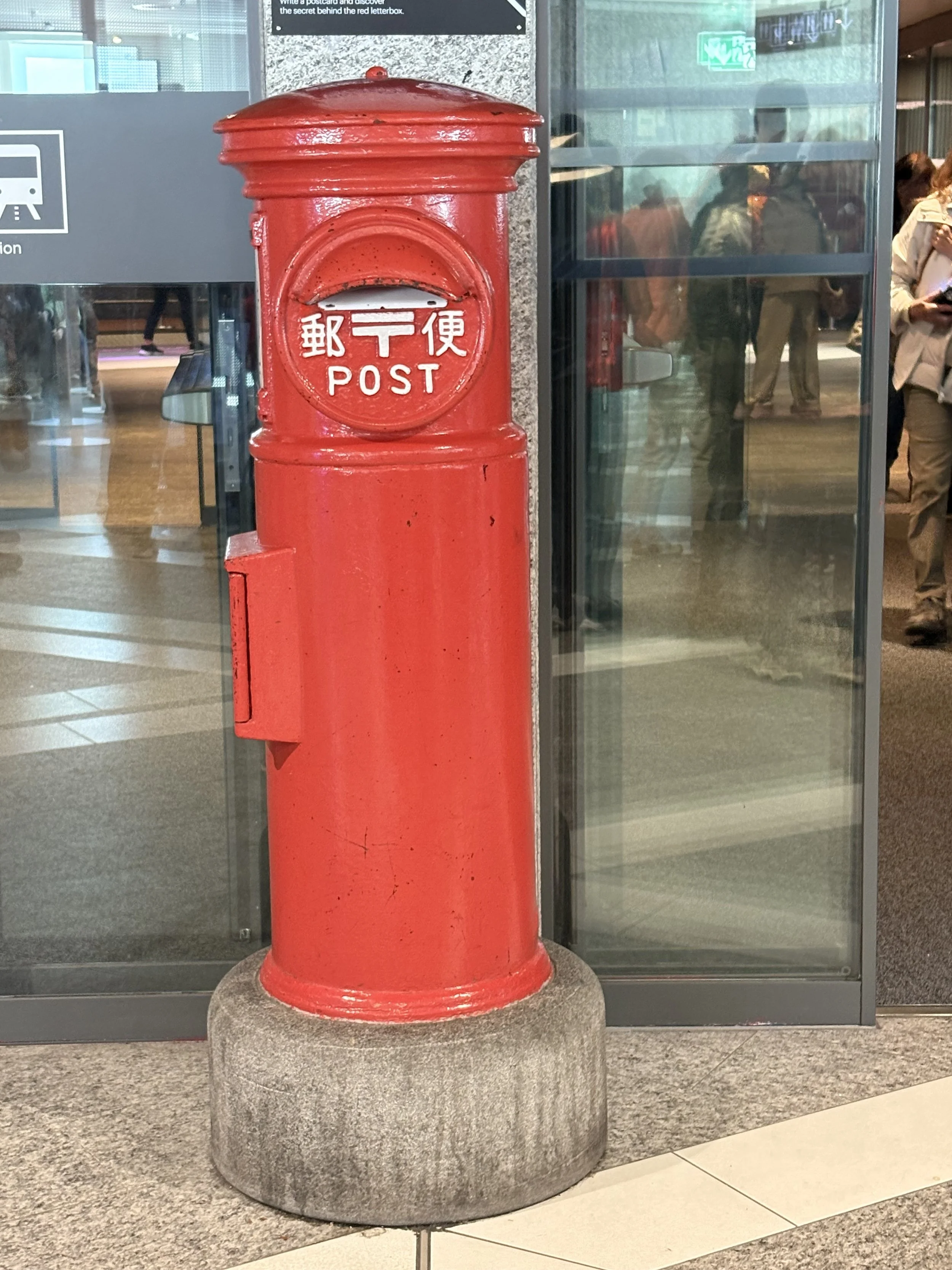  This red letterbox was placed as part of a twinning / partnership agreement between the highest-altitude postal offices of Switzerland and Japan: the Swiss post office at Jungfraujoch and the Japanese post office at Mount Fuji. 