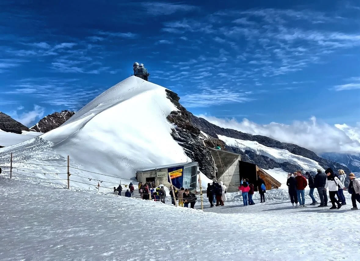 The Jungfraujoch is located in the centre of the UNESCO World Heritage Site Swiss Alps Jungfrau-Aletsch. #unescoworldheritagesite #jungfraujoch #switerland #adventure #mountain #awesomeview #snowcoveredmountains❄️🗻🗻 #travelphotography #travelinstag