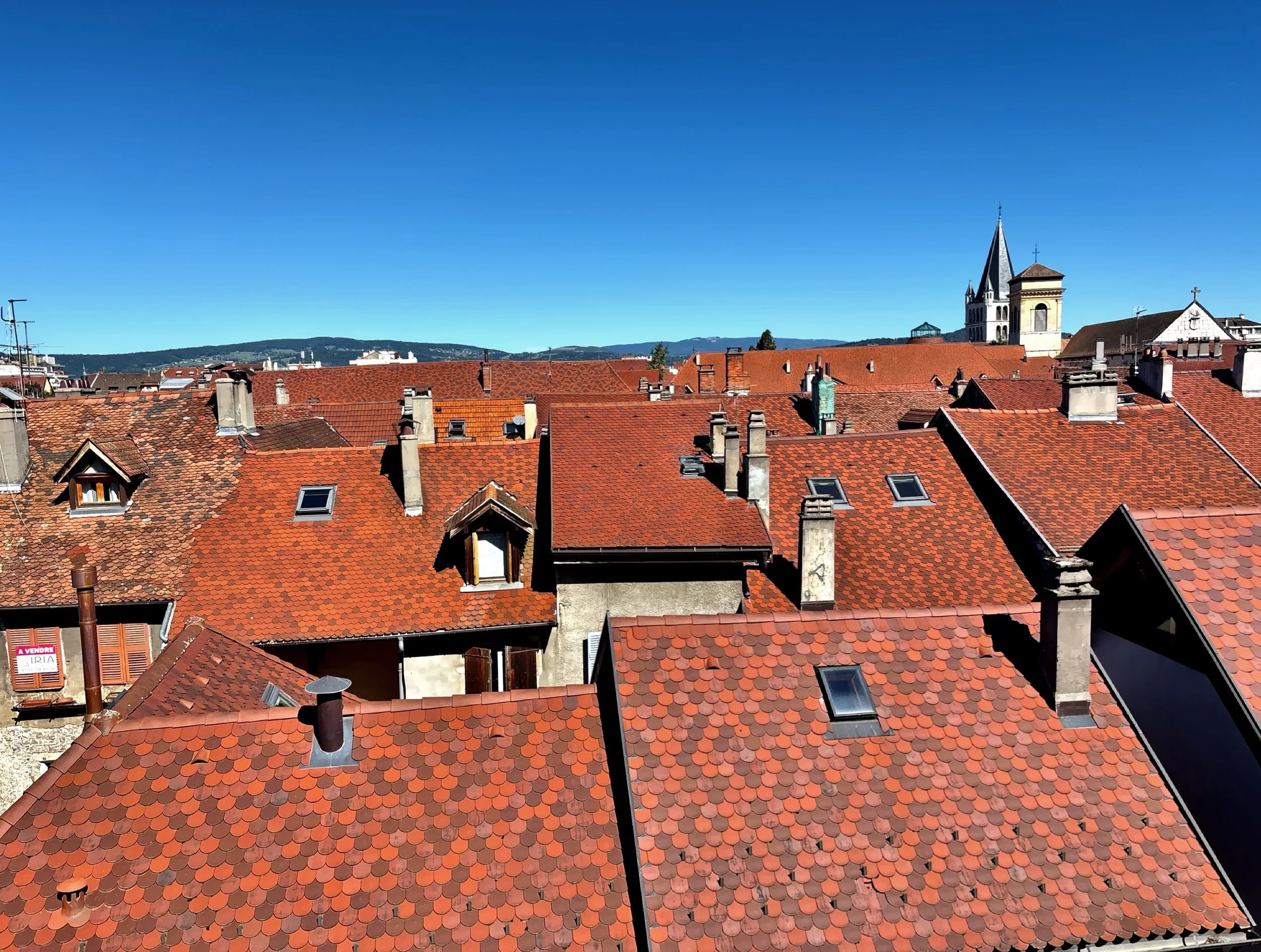  The view of the town's rooftops 