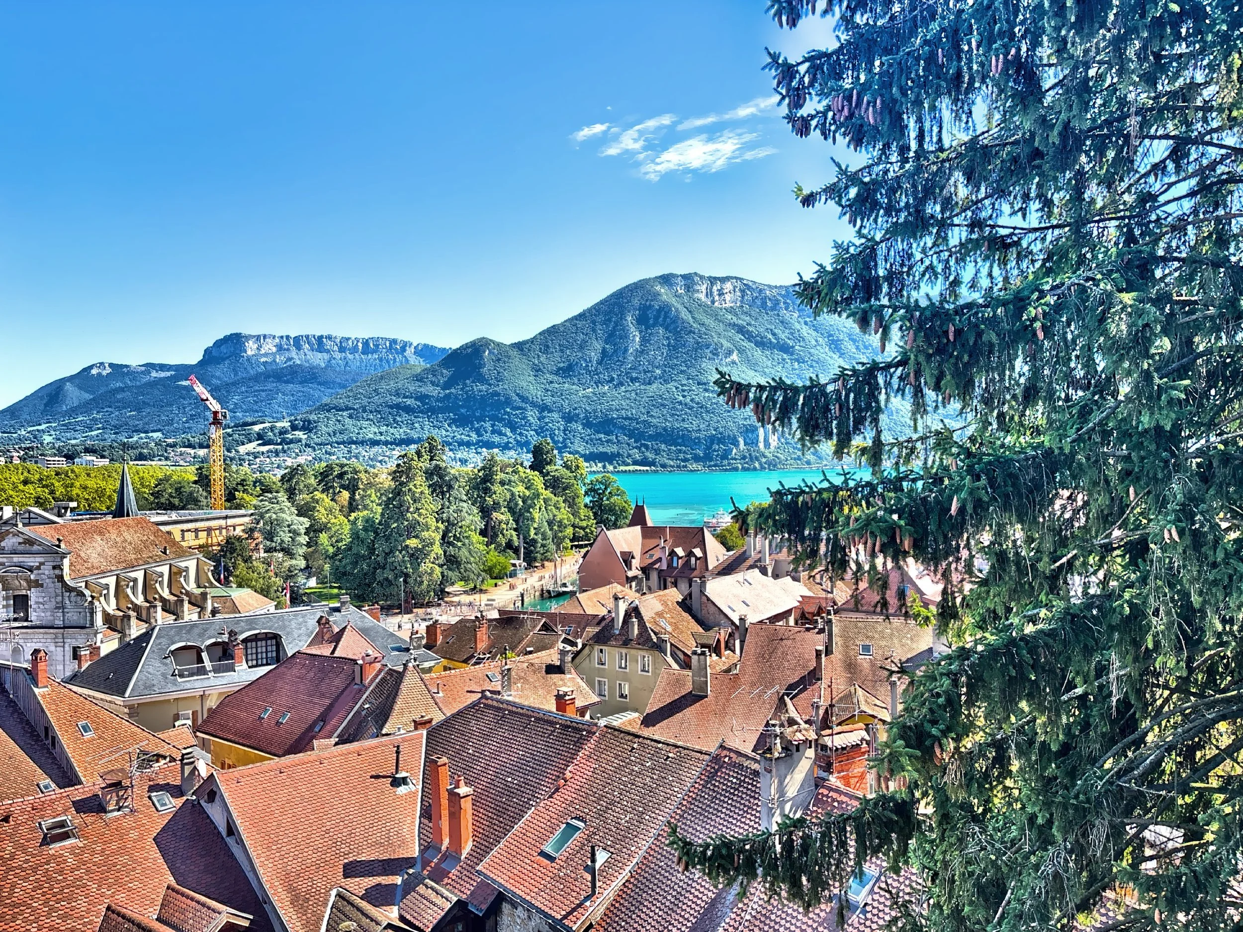  The panoramic views of Lake Annecy and the old town. 