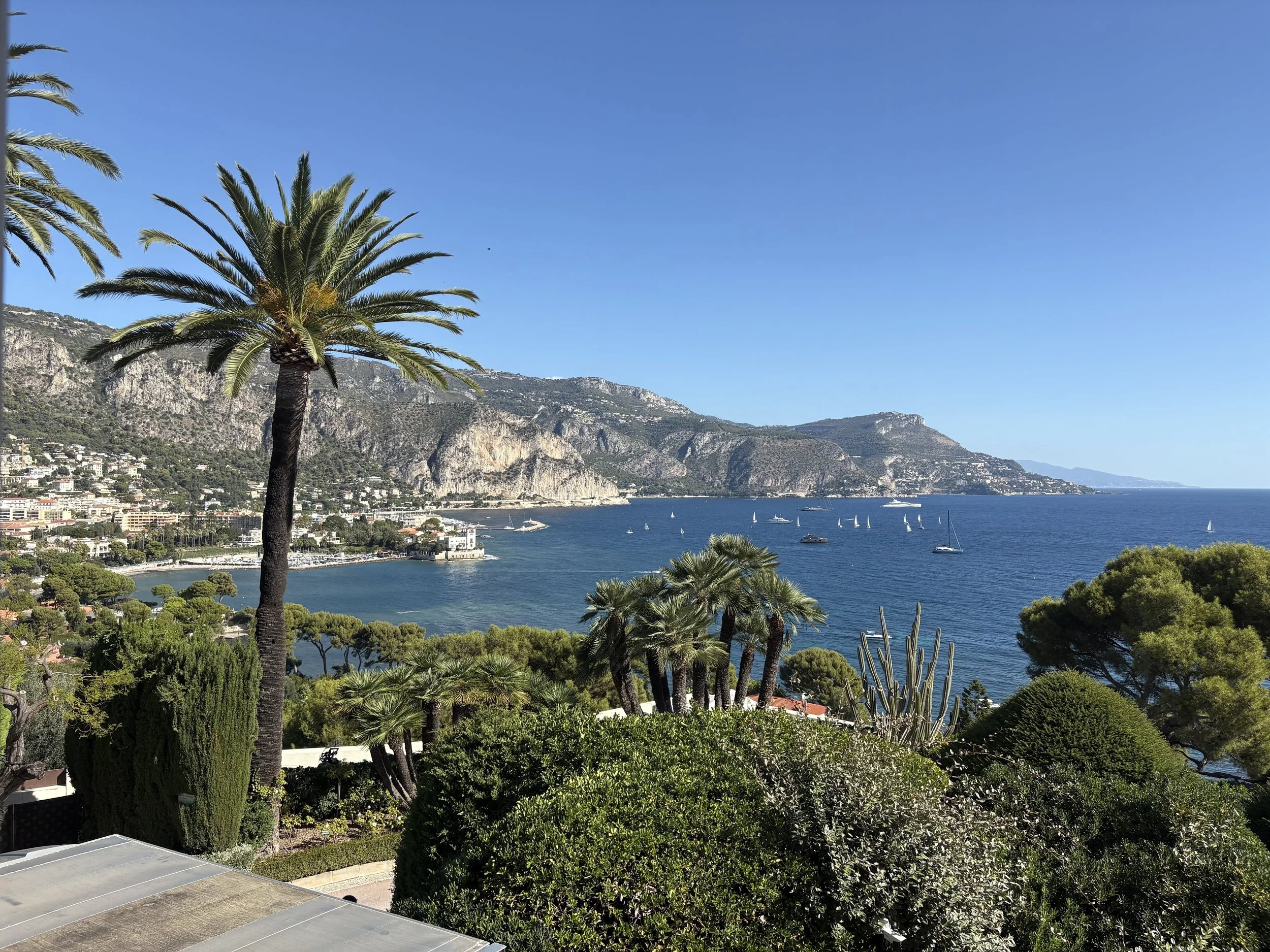  Every turn gives you a new view, the sea and the mountains. 