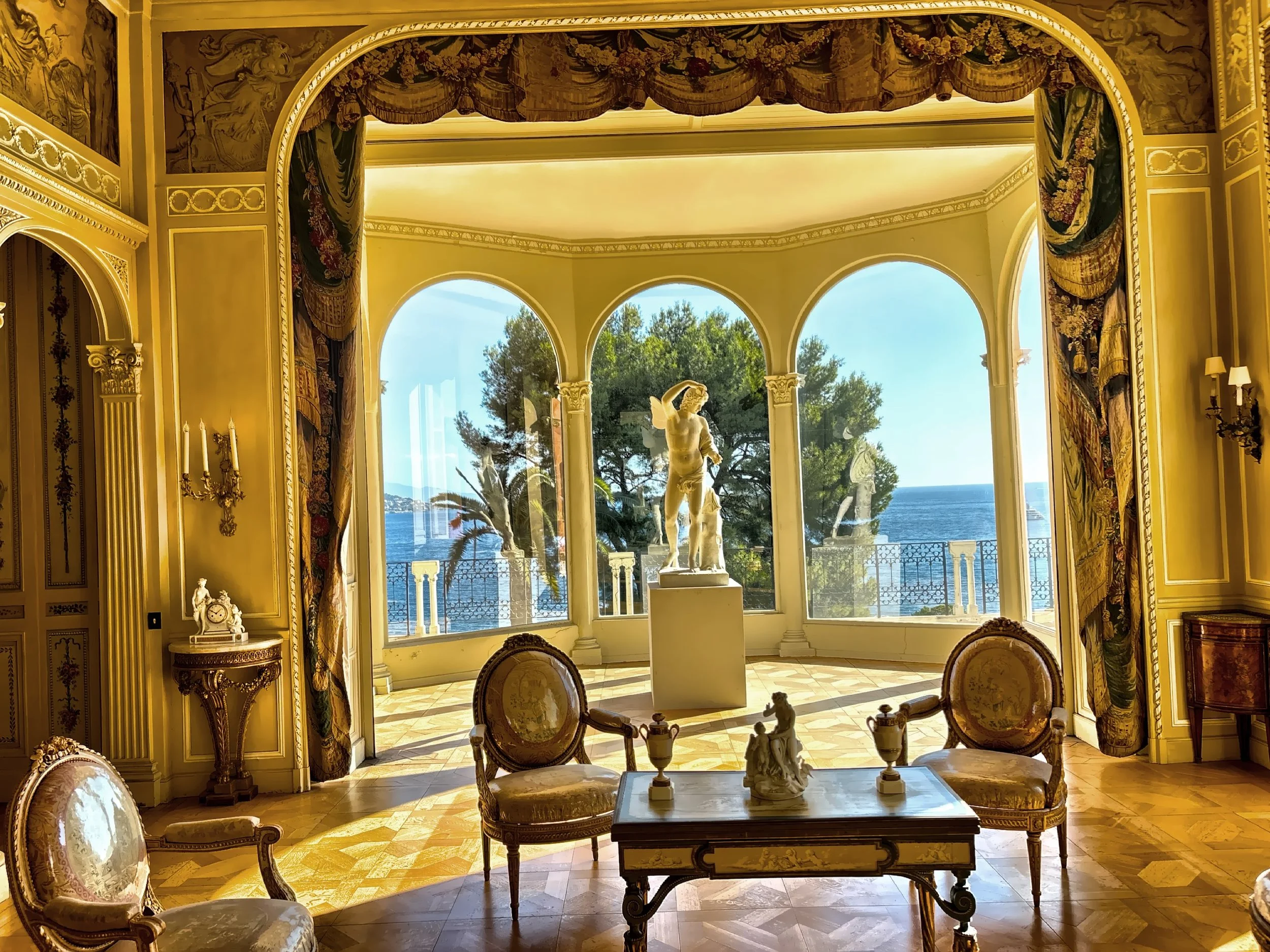  The room was designed with an air of grandeur and refined elegance to leave a lasting impression on every visitor. 