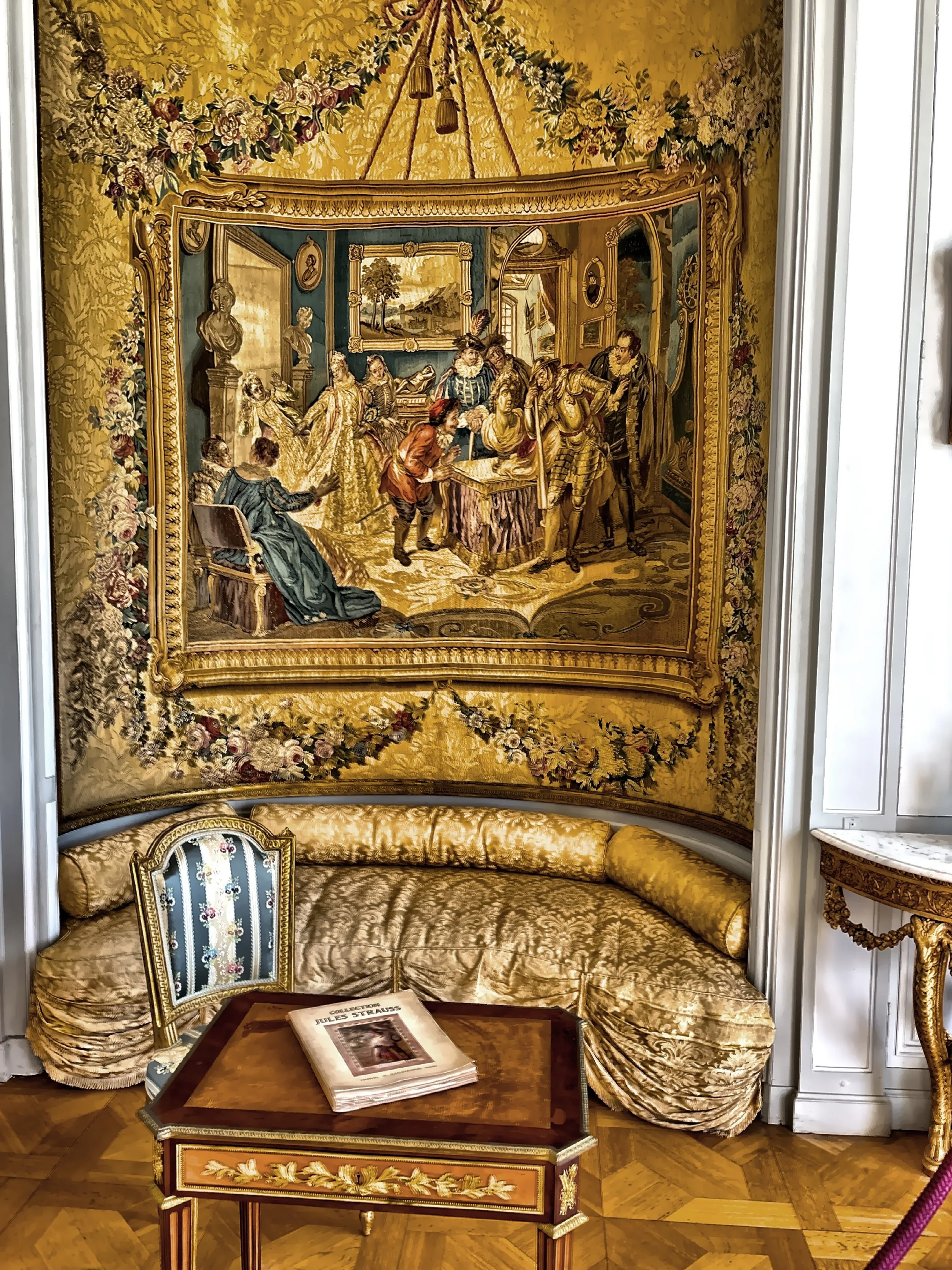  The Petit Salon is a more intimate room, designed for post-dinner conversation. It includes two alcoves and opens onto a terrace overlooking the formal garden. 