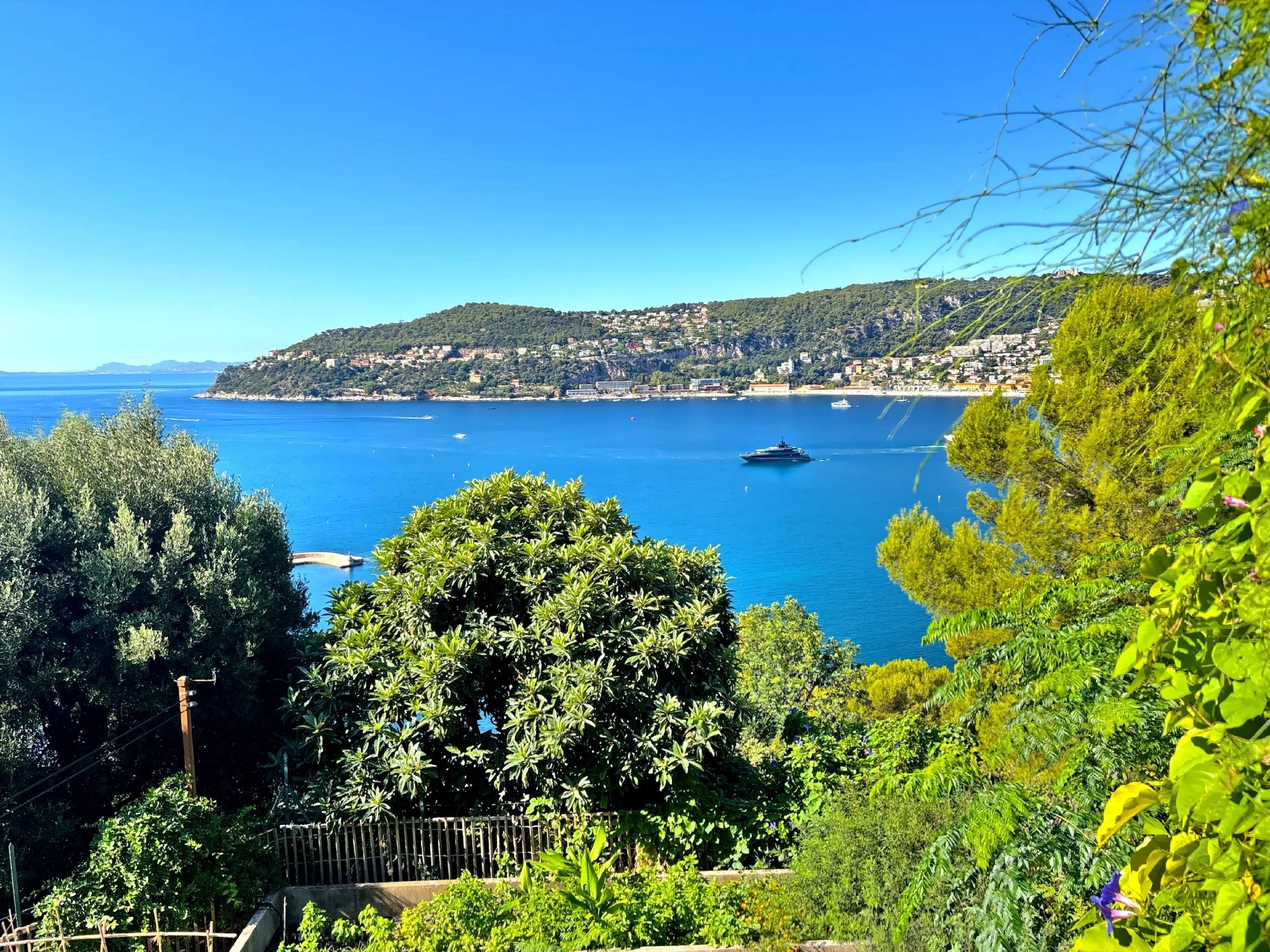  The mansion sits high on the narrow strip of land, giving it panoramic views of both Villefranche-sur-Mer and Beaulieu-sur-Mer. 