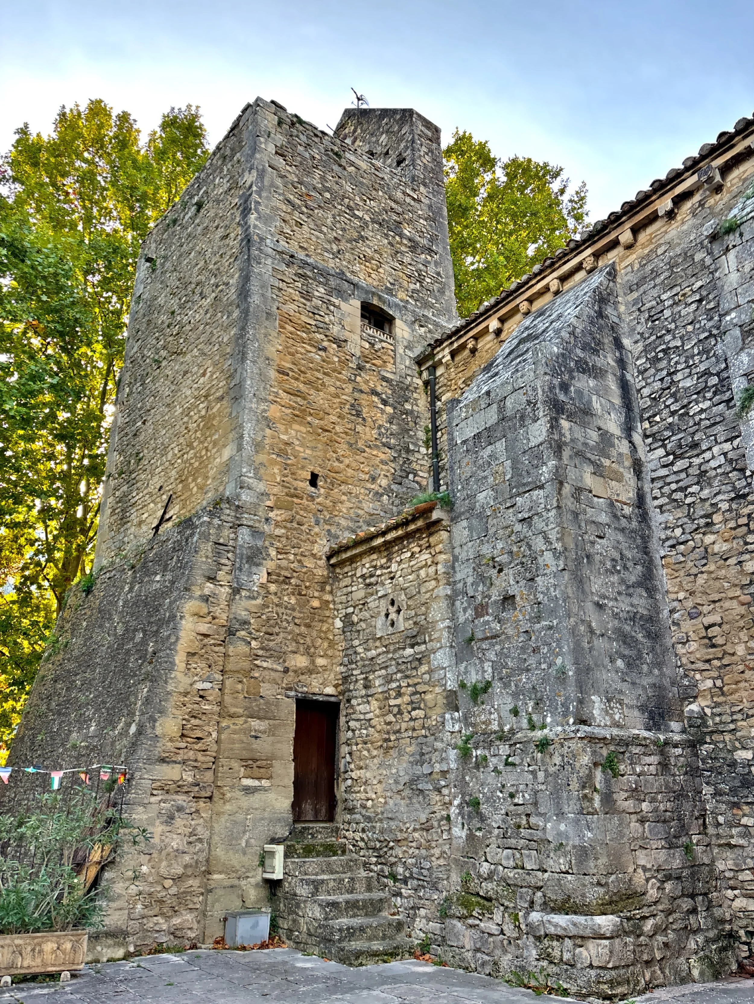  The exterior of Romanesque-style Eglise Saint-Veran de Fontaine-de-vaucluse. 