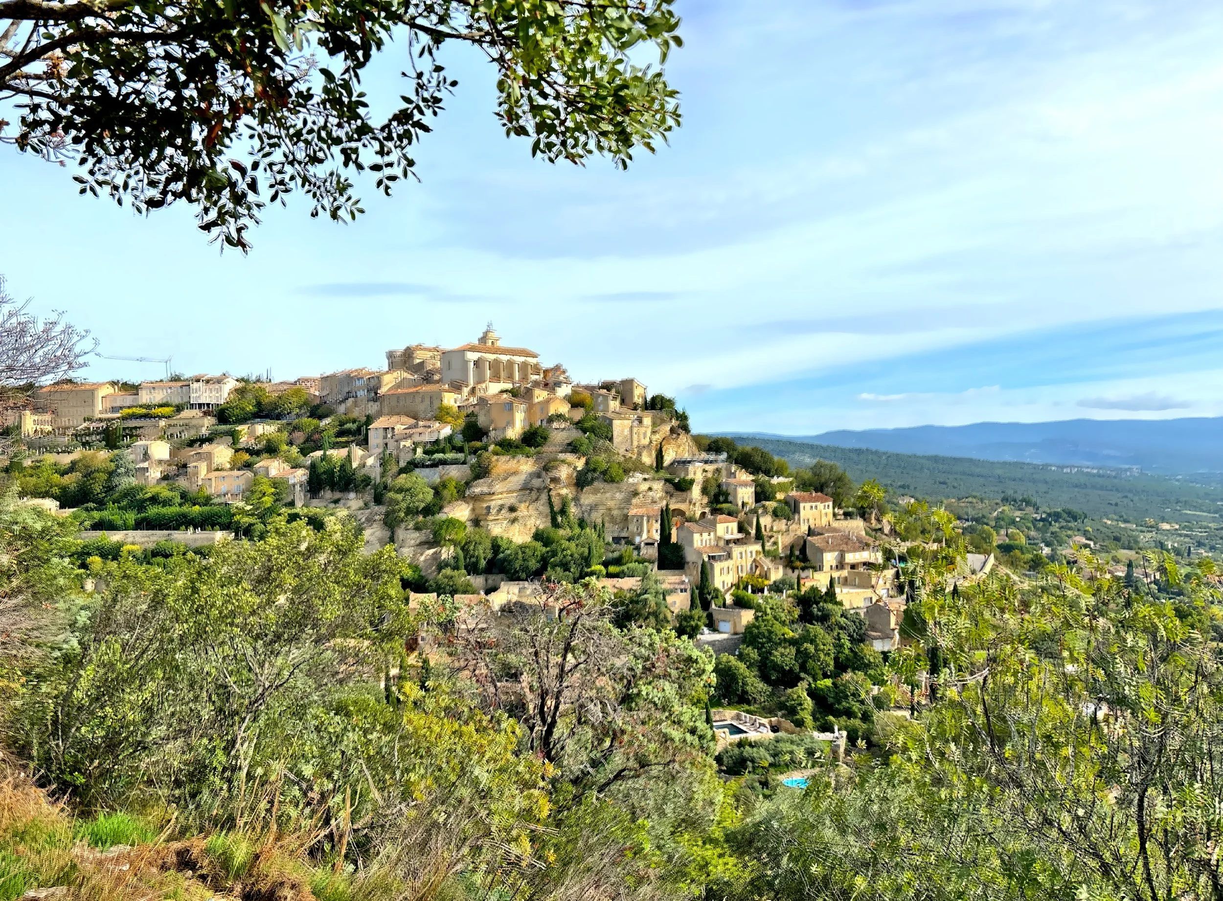  Belvedere de Gordes viewpoint — the iconic panorama of the hilltop village of clings to the cliffside as you approach. 