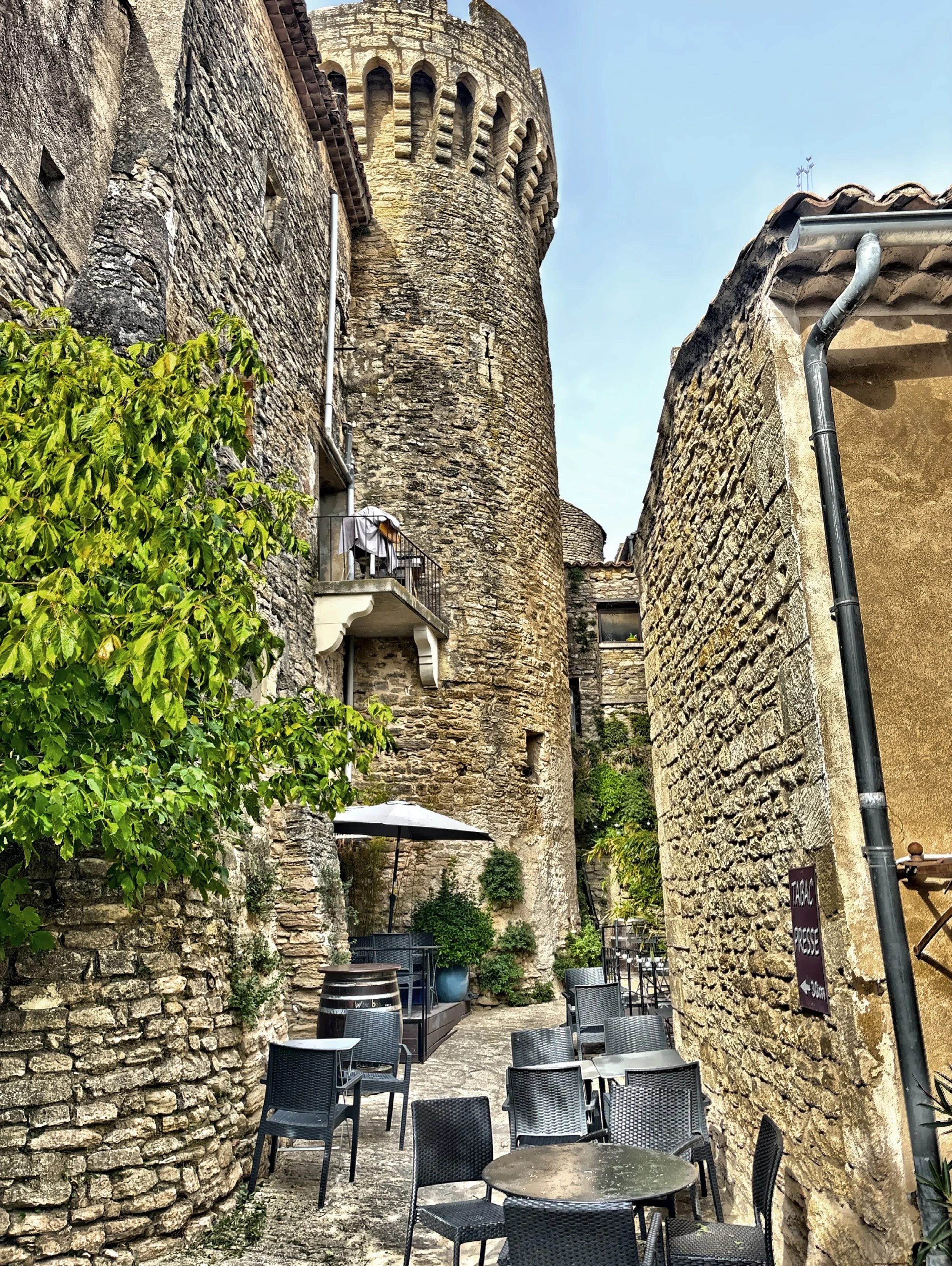  Many artists have stayed here and have contributed to its fame, such as Andre Lhote, Marc Chagall, Victor Vasarely and Pol Mara . 