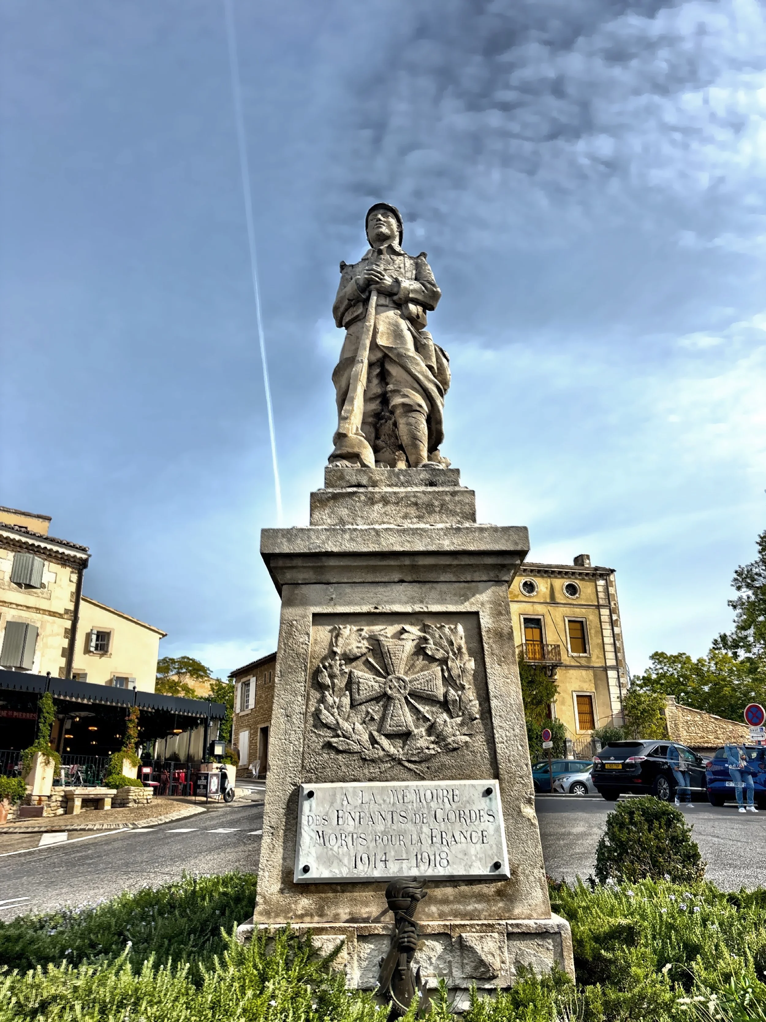  This monument is dedicated to the children of Gordes who died for France. 