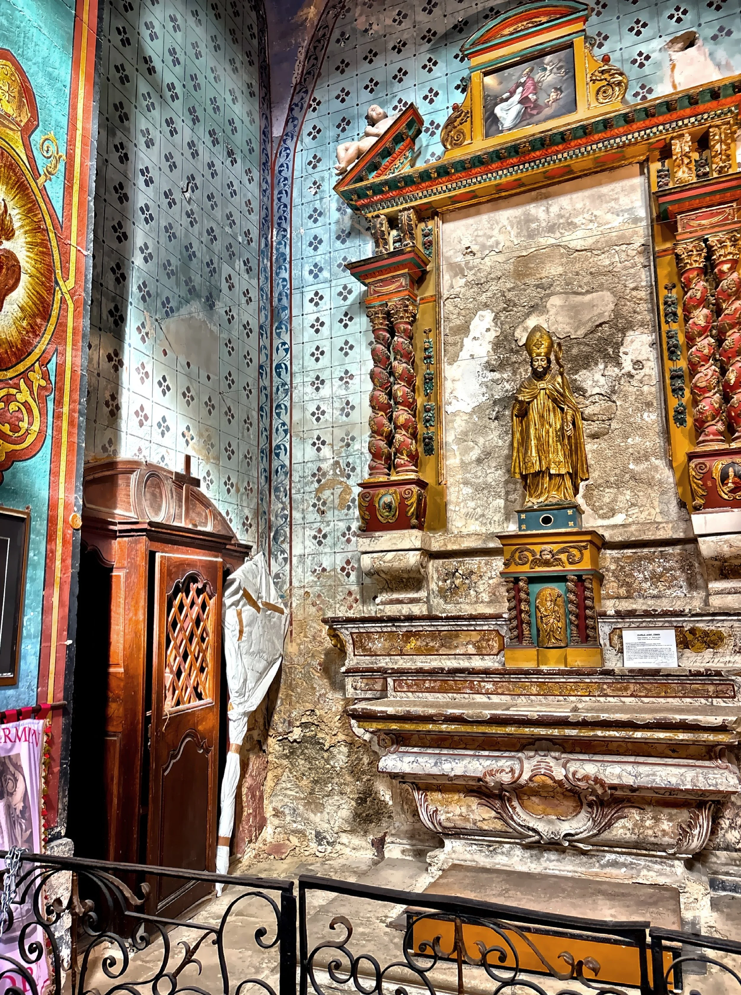  There are also lovely side chapels and a few artworks depicting scenes from the life of Saint Fermin and other saints. 