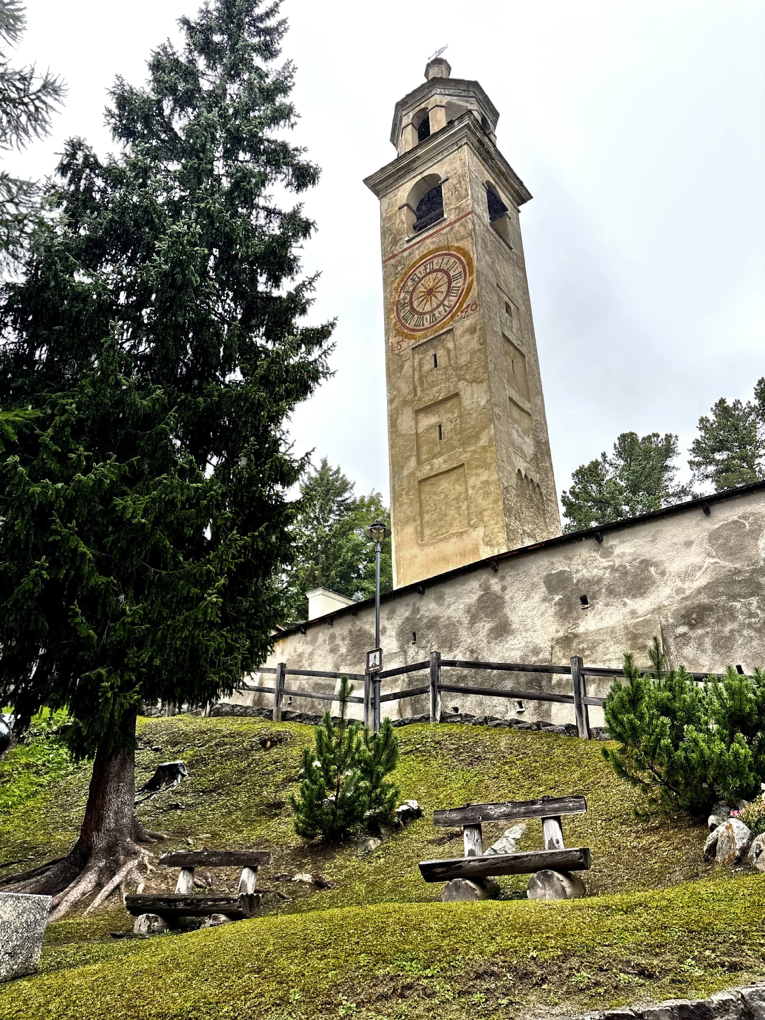  The tower leans at an angle of about 5.5 degrees, which is slightly more than the Leanng Tower of Pisa. 