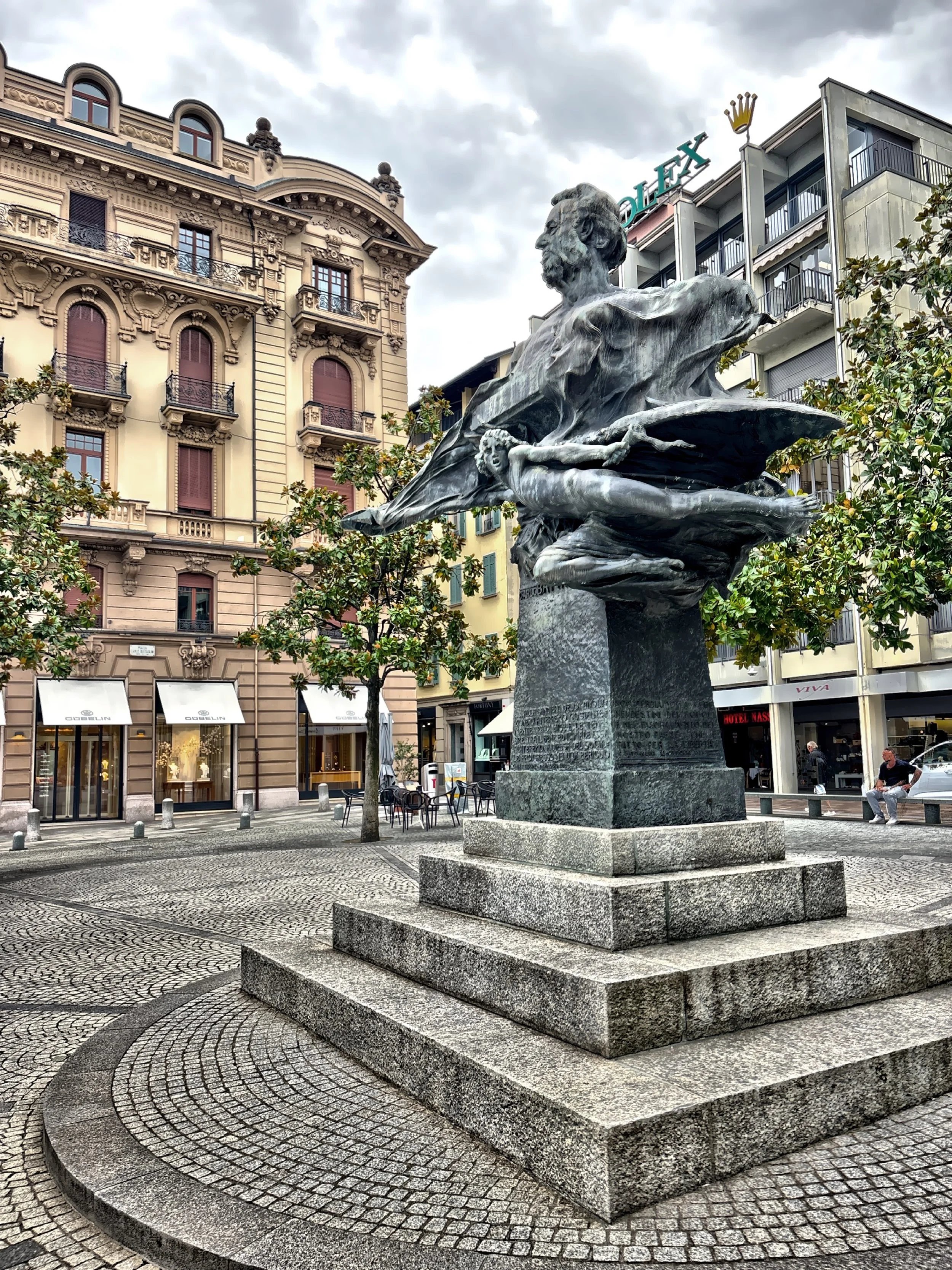  This statue was created by artist Luca Vassalli honoring Swiss politician Carlo Battaglini. 