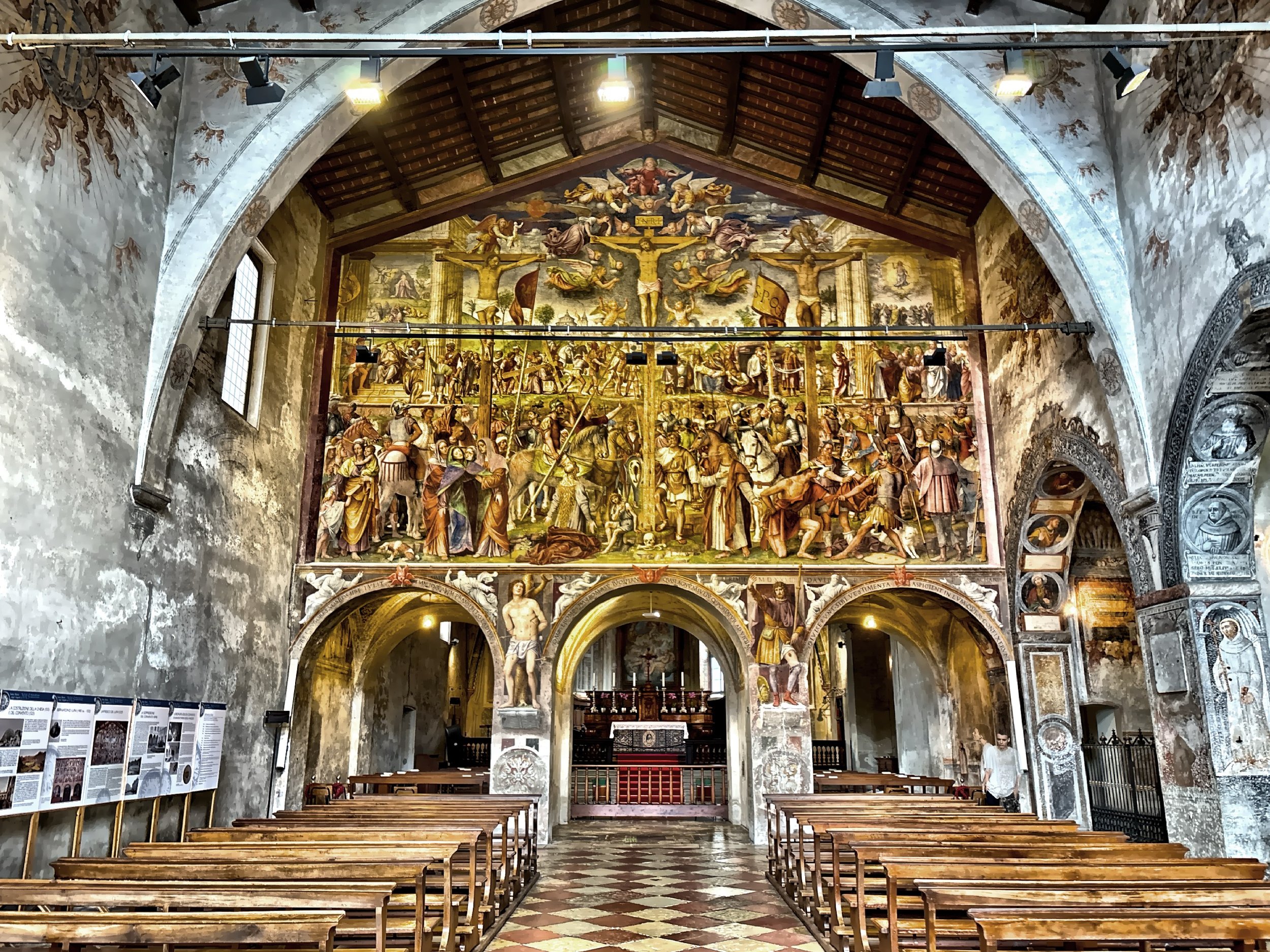  The church with simple facade contains two frescos by Bernardino Luini dating from 1529. 