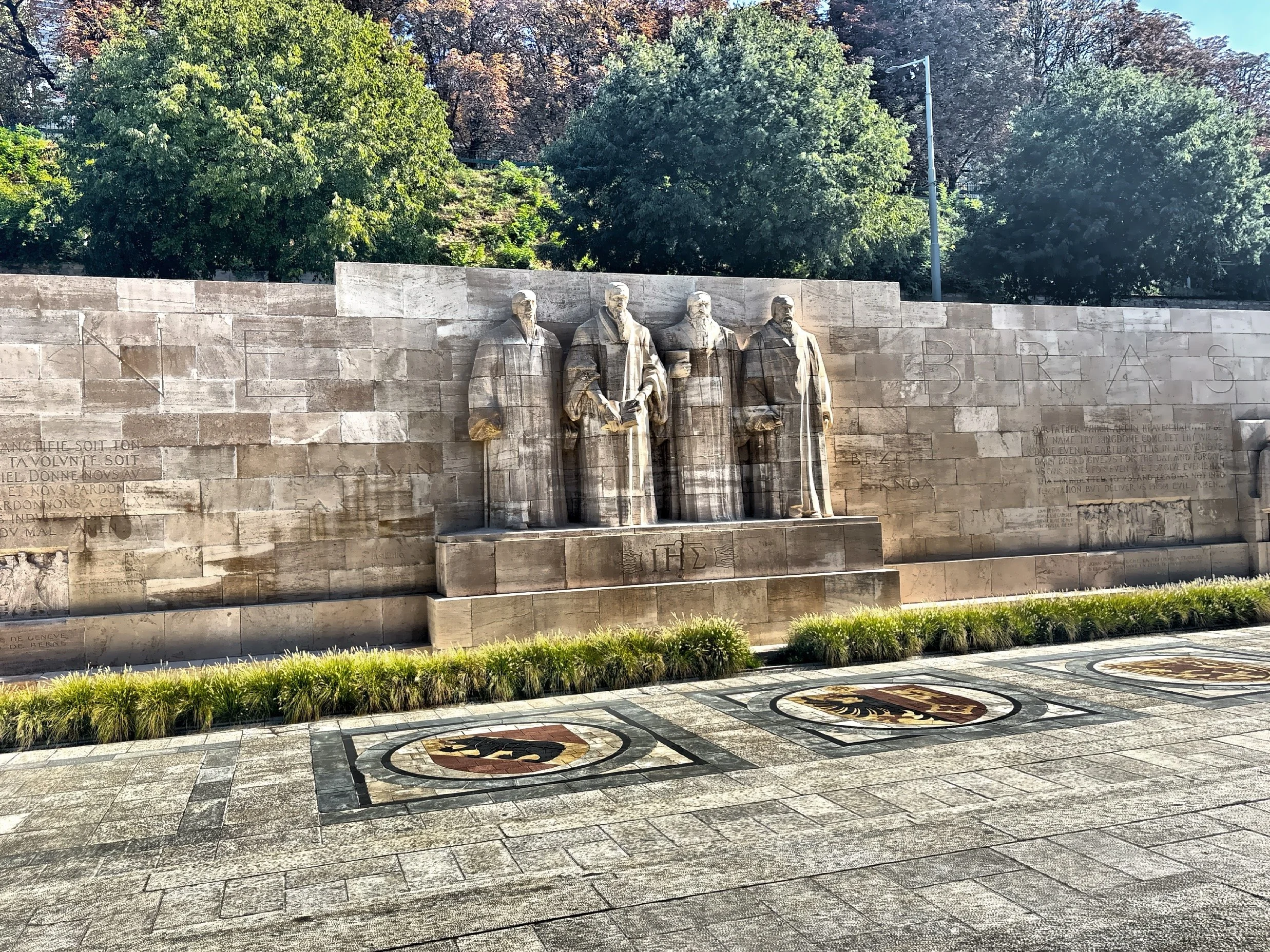 The central part of the Reformation Wall in Parc des Bastions. From right to left sculptures of Guillaume Farel, Jean Calvin, Theodore de Beze and John Knox. 