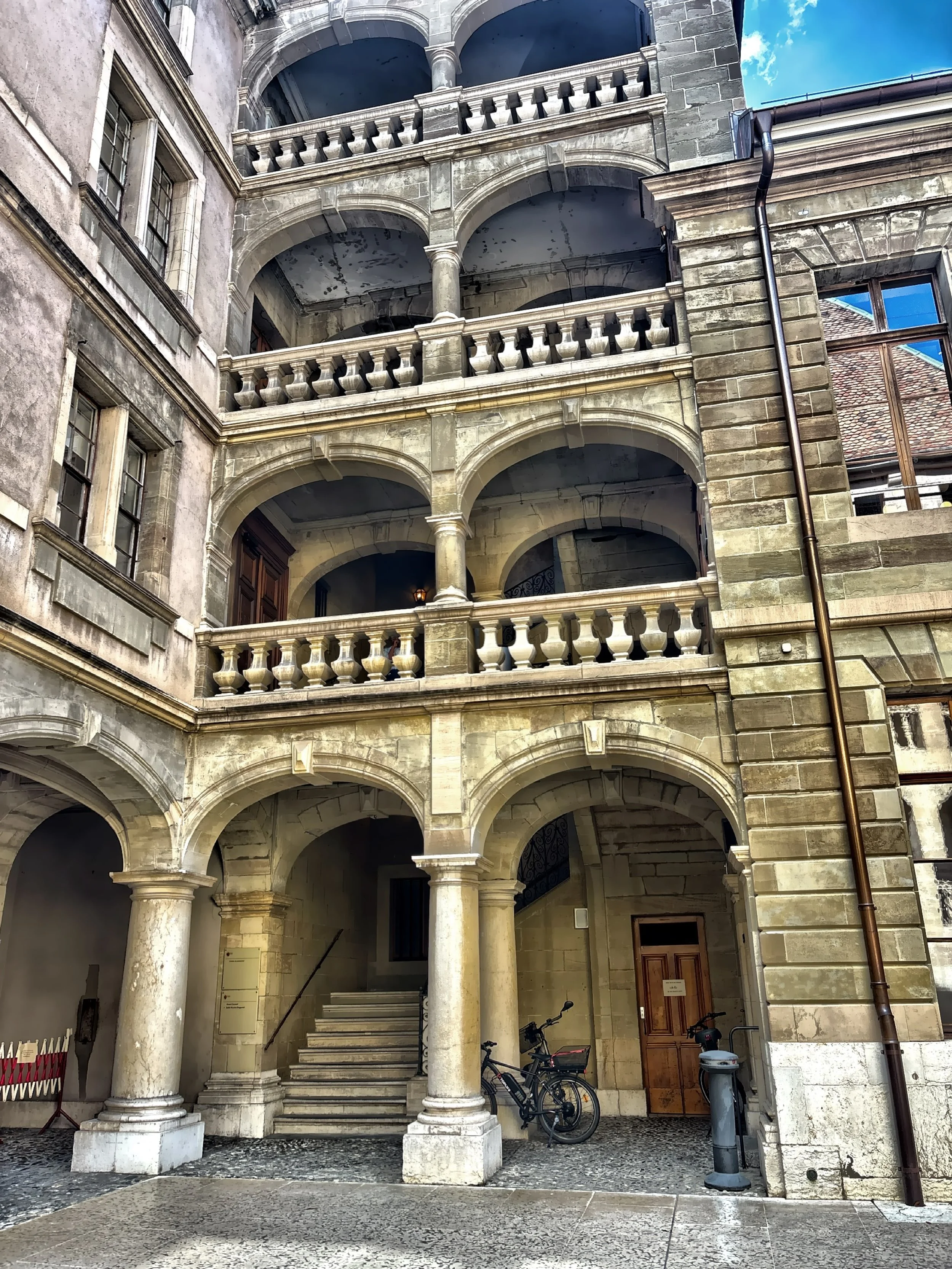  The internal courtyard of the City Hall. 