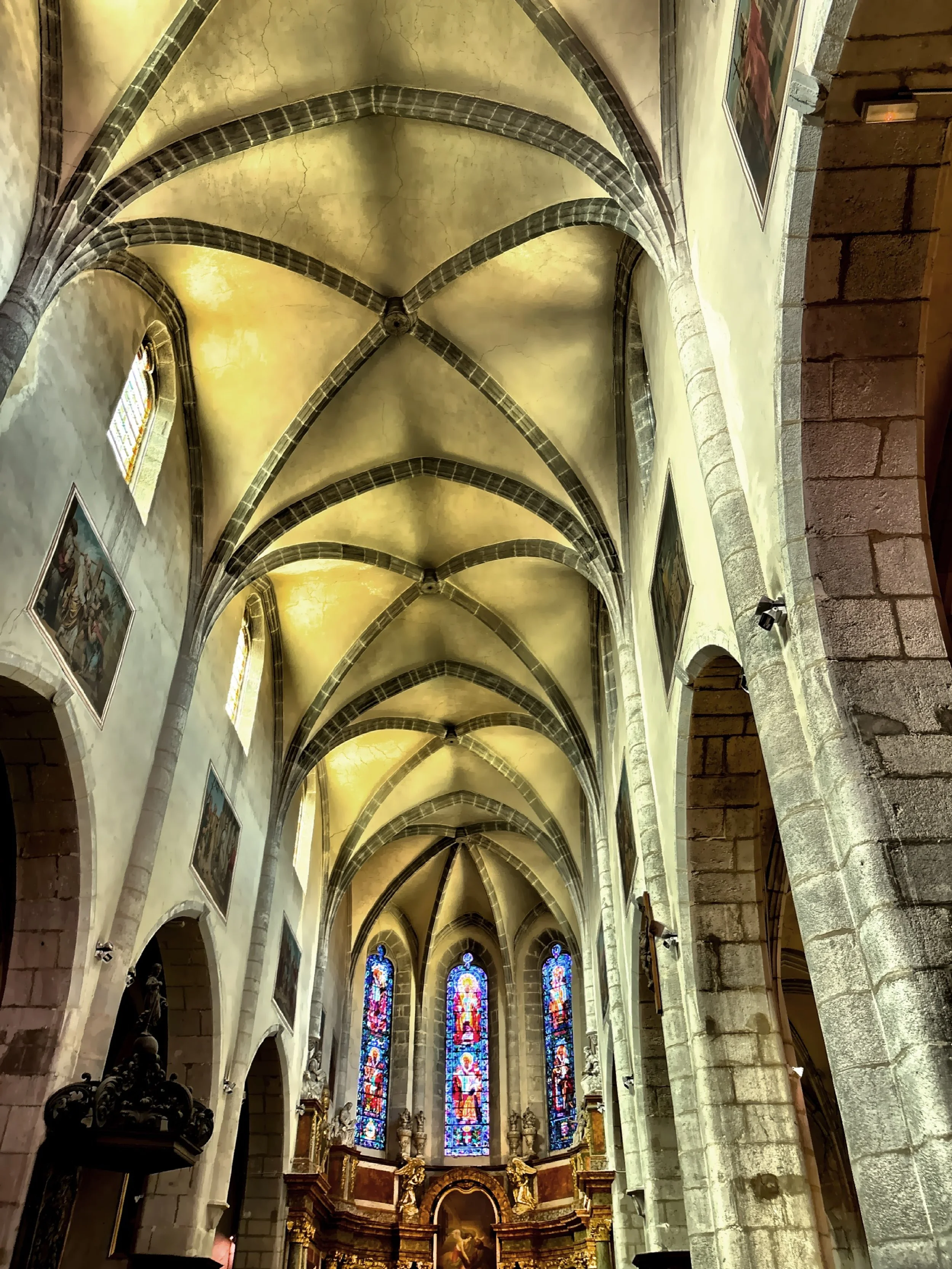  Inside Saint Peter’s Cathedral 