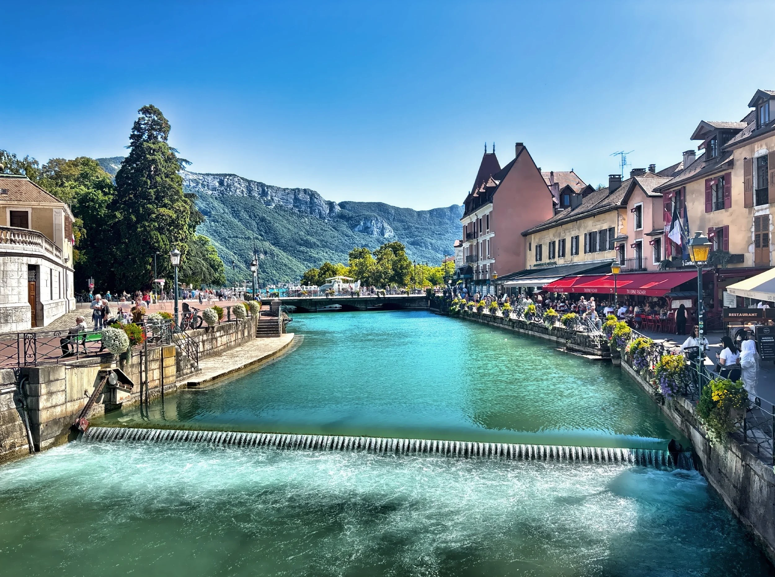  Lake Annecy emptying into the Thiou River. 