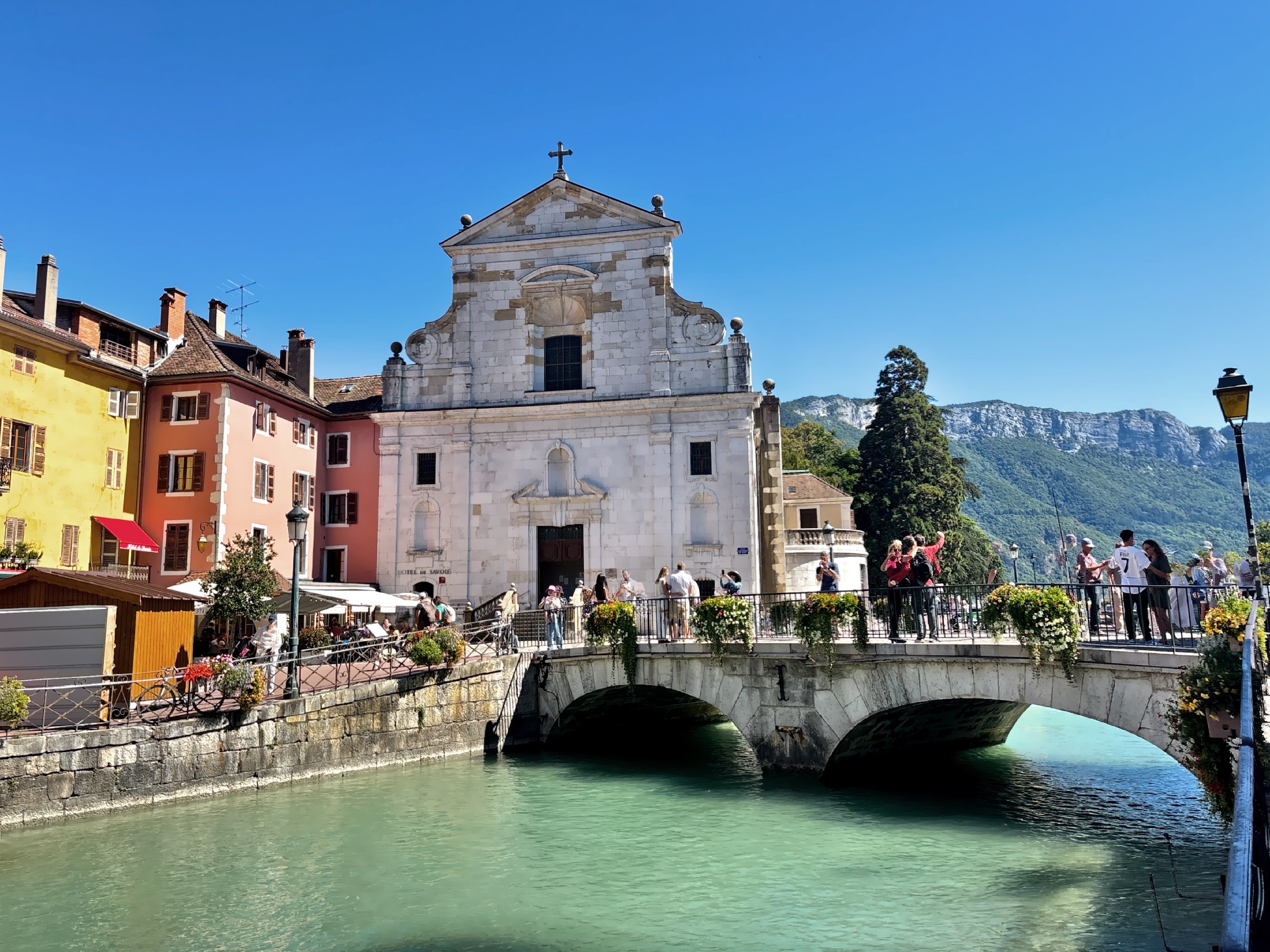  The 17th century Church of Saint Francis de Sales on the banks of the Thiou canal. 