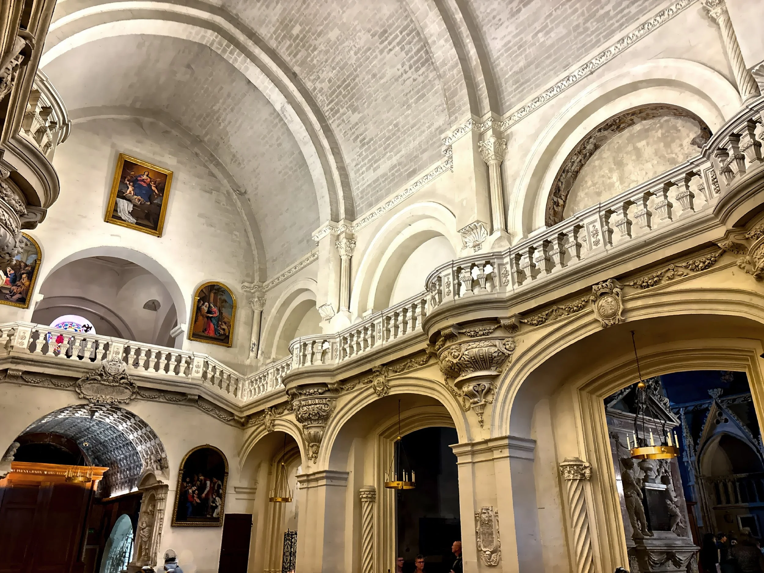  Although not as elaborate as many French cathedrals, Notre-Dame des Doms has a warm, intimate feel. 