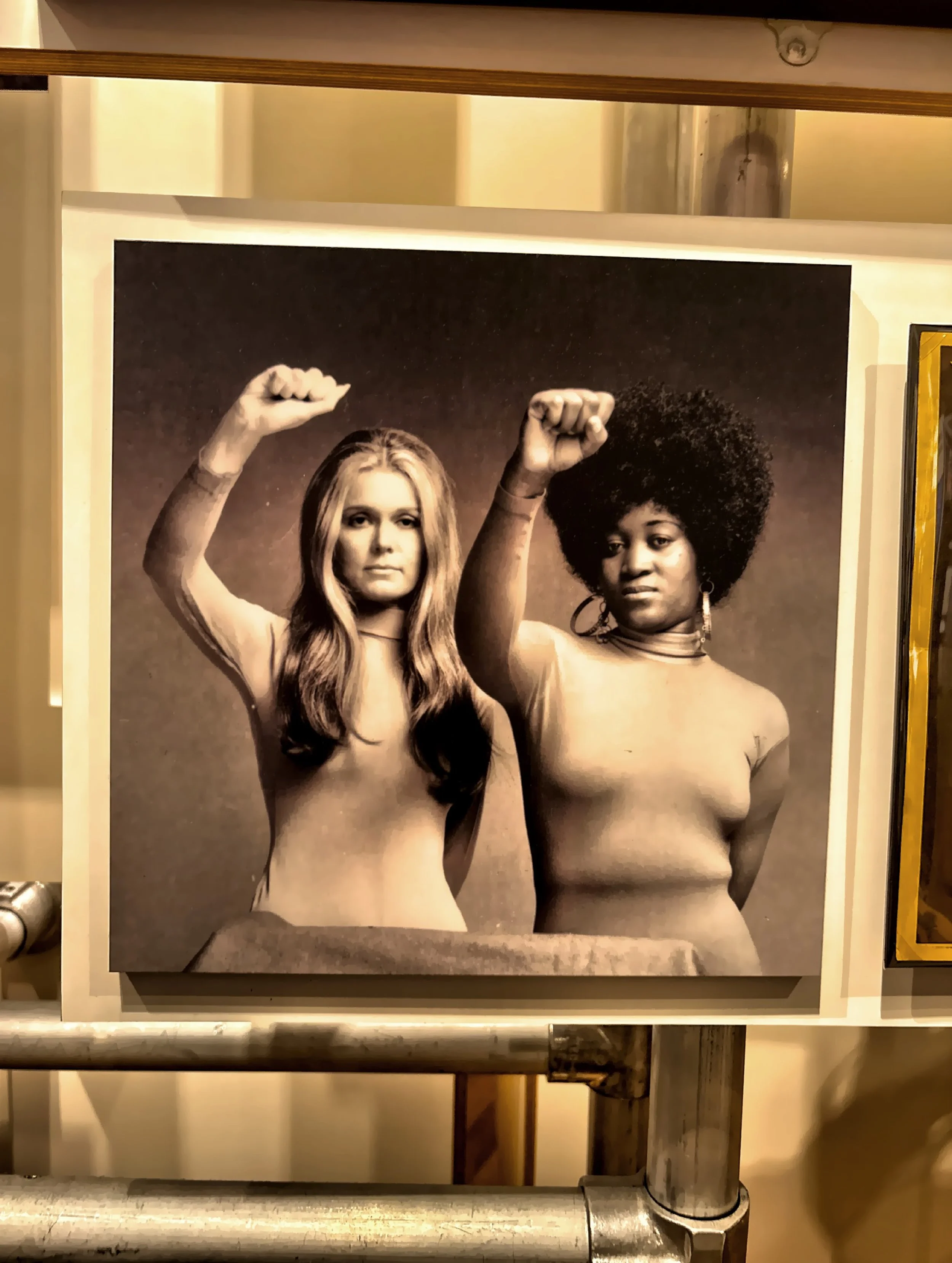  This iconic photograph captures American feminists Gloria Steinem and Dorothy Pitman Hughes from 1971 Esquire magazine. 