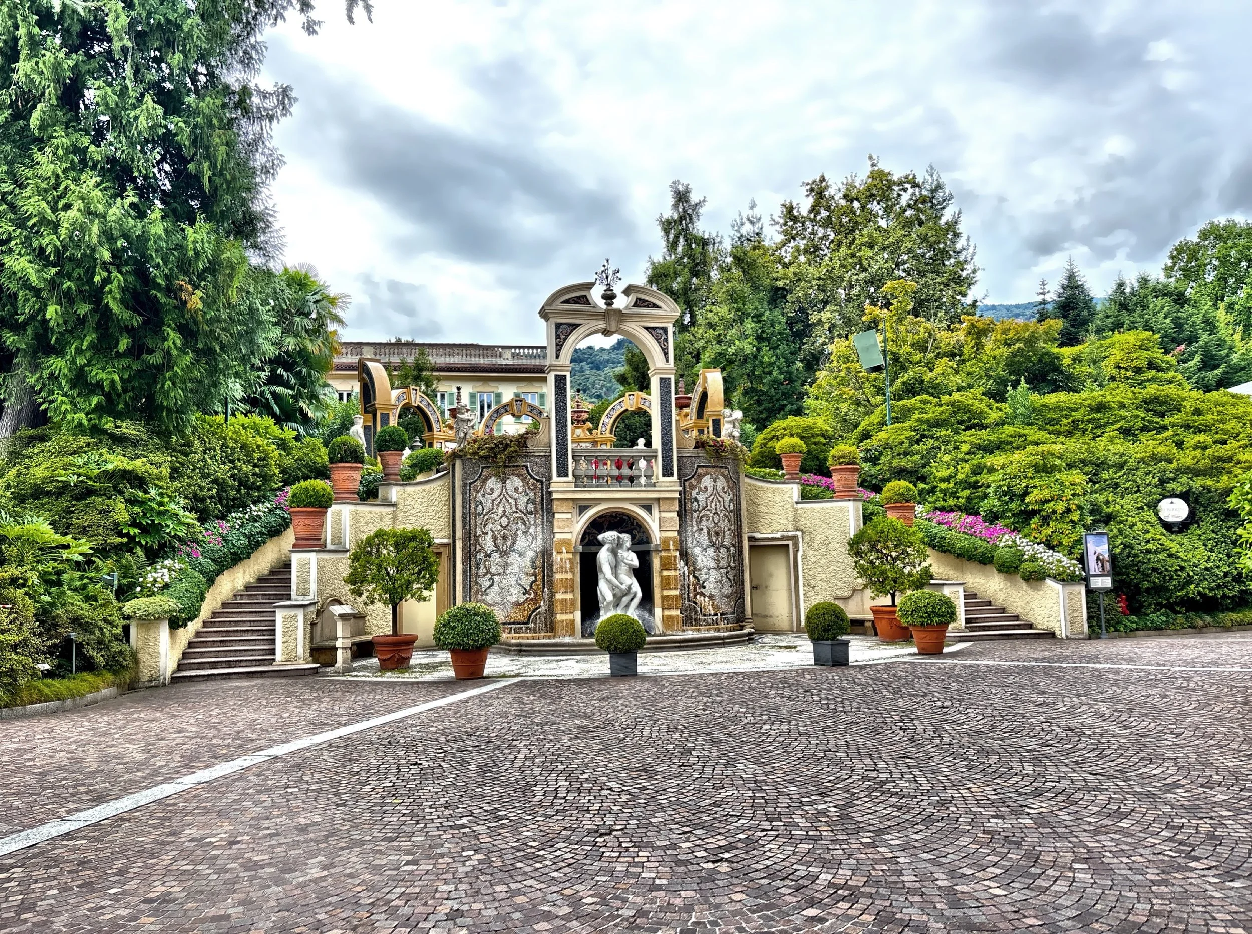  An archiectural feature in he formal gardens go Grand Hotel Des Iles Borromees. 