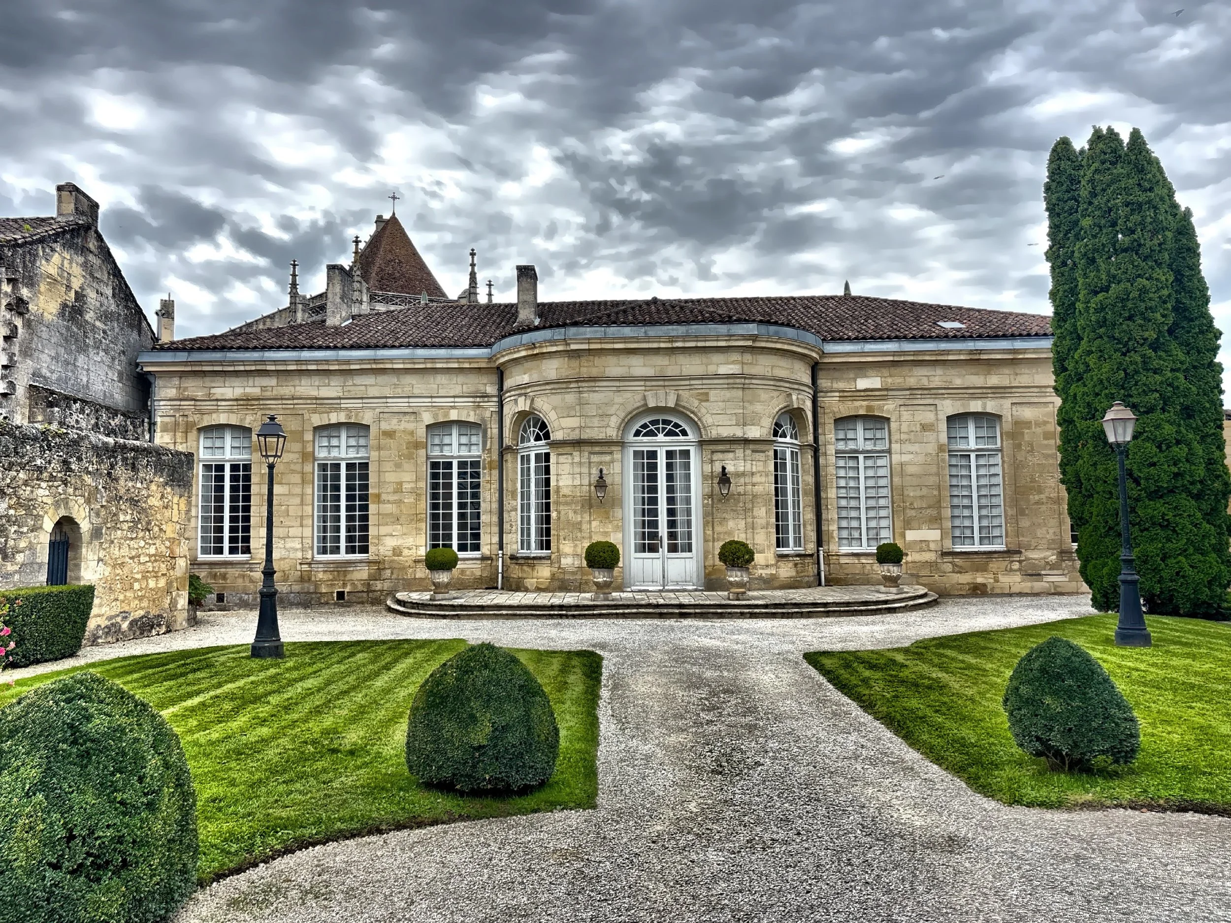  The classic French-style town hall. 