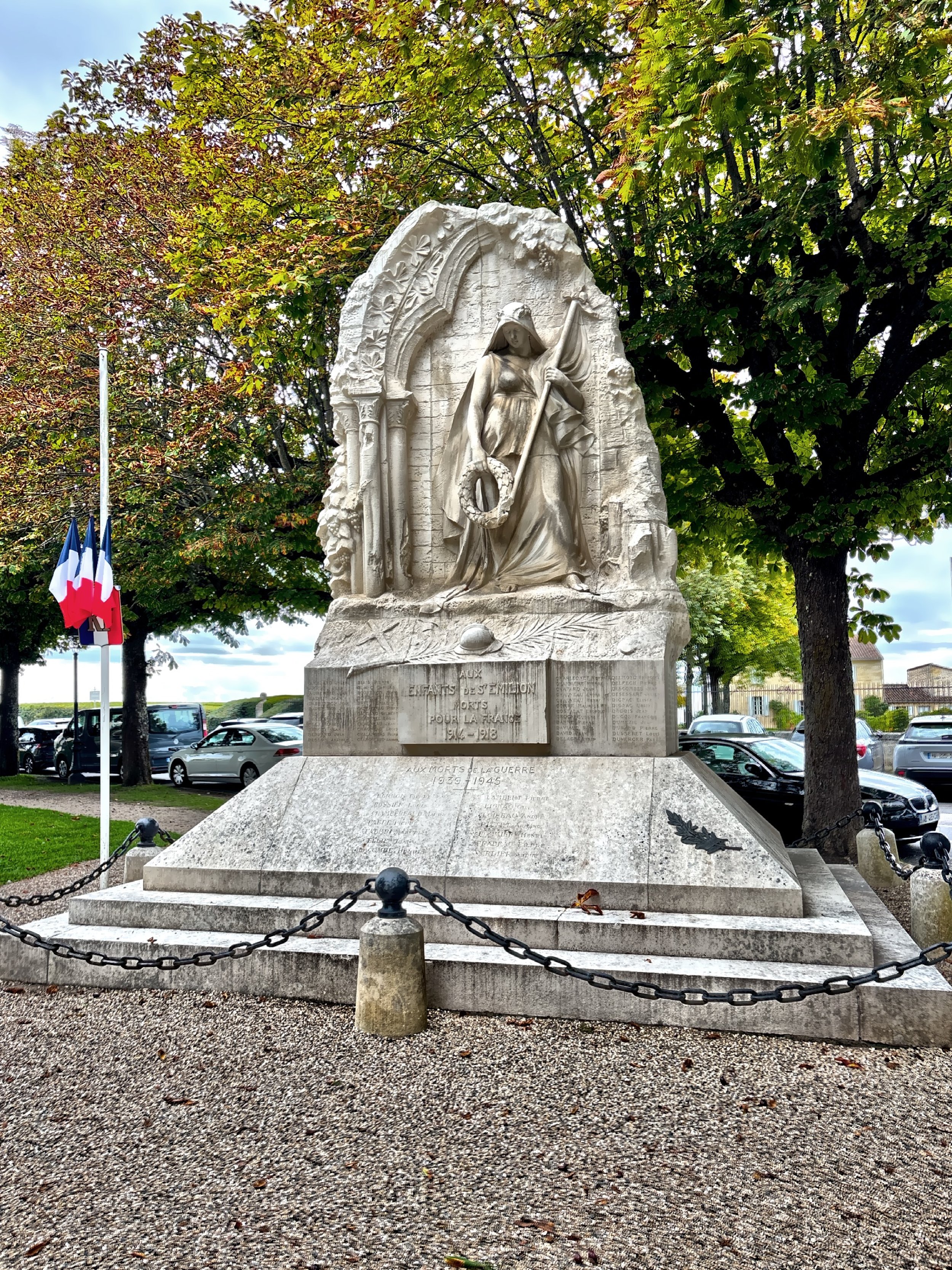  The War Memorial commemorates soldiers from the village who died during World War I. 