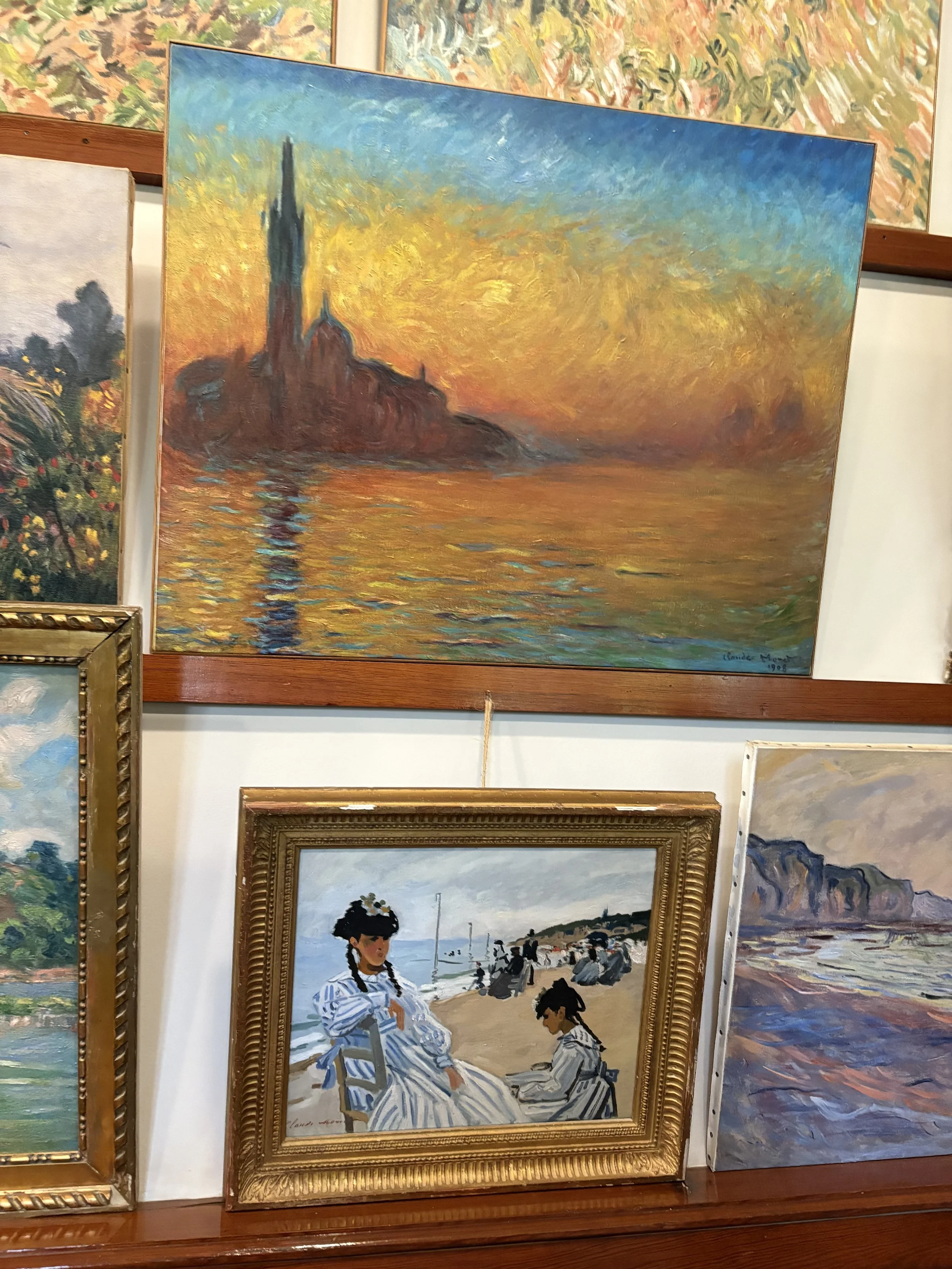  On the walls through the house hangs works by Monet and artists friends like Cezanne, Renoir, Pissarro and Manet. 