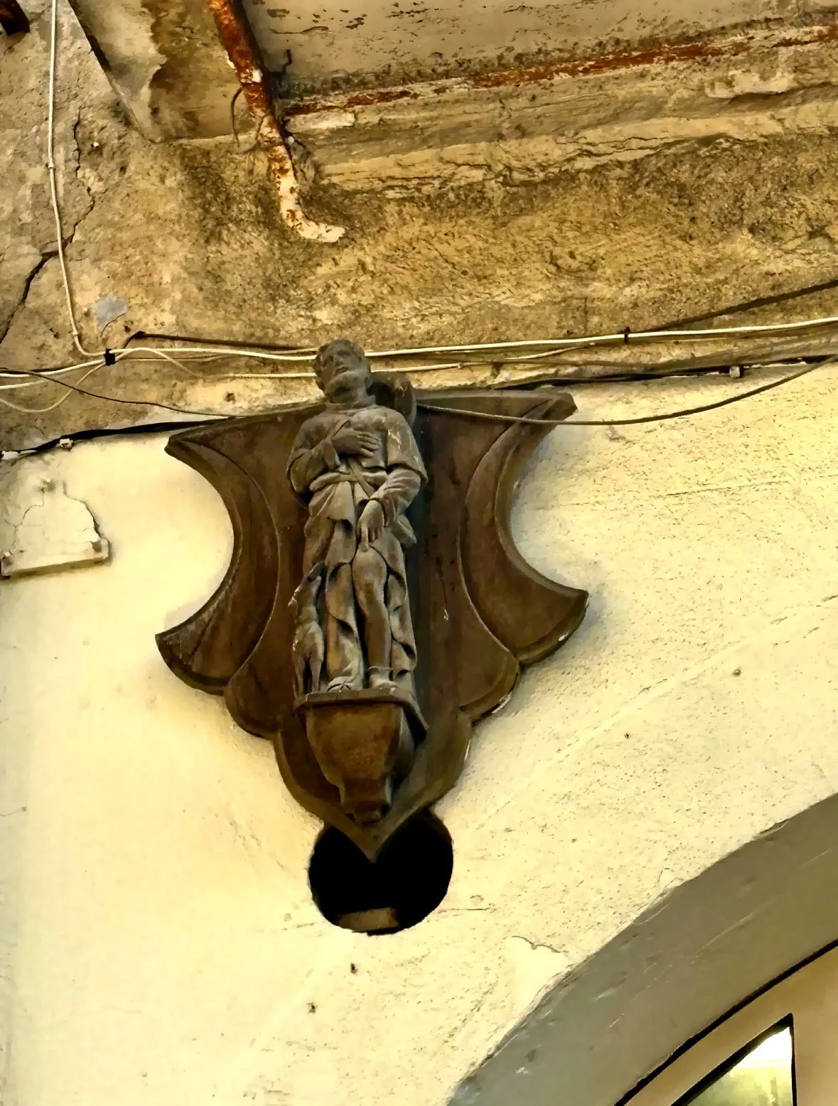  A closer look at the Saint Roch statue on the facade of Erbe Chaussures. 