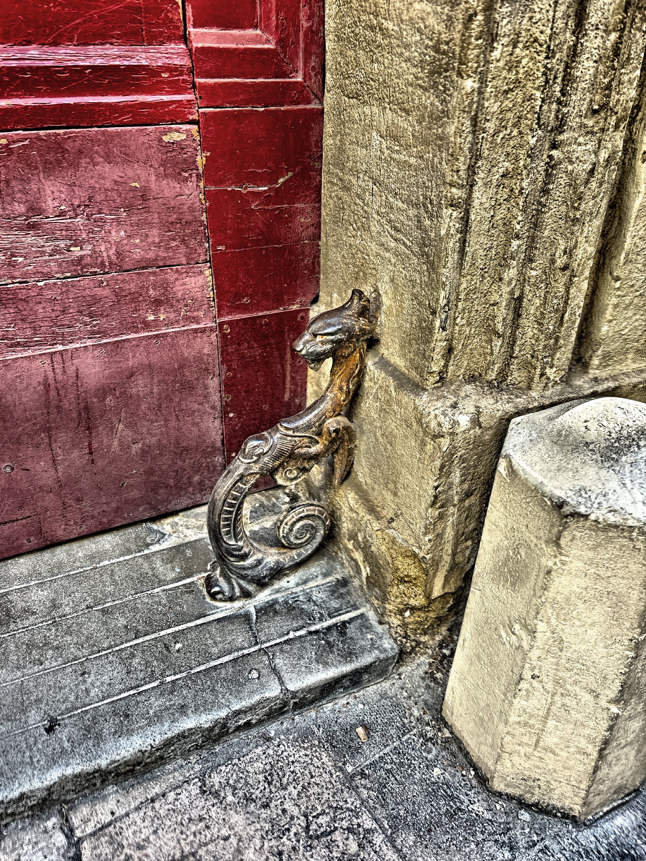  This decorative metal guard is known as a wheel chaser which was installed at the base of a building to protect the stone walls from the scraping wheels of passing carriages — a small but clever detail from the days when Montpellier’s streets echoed