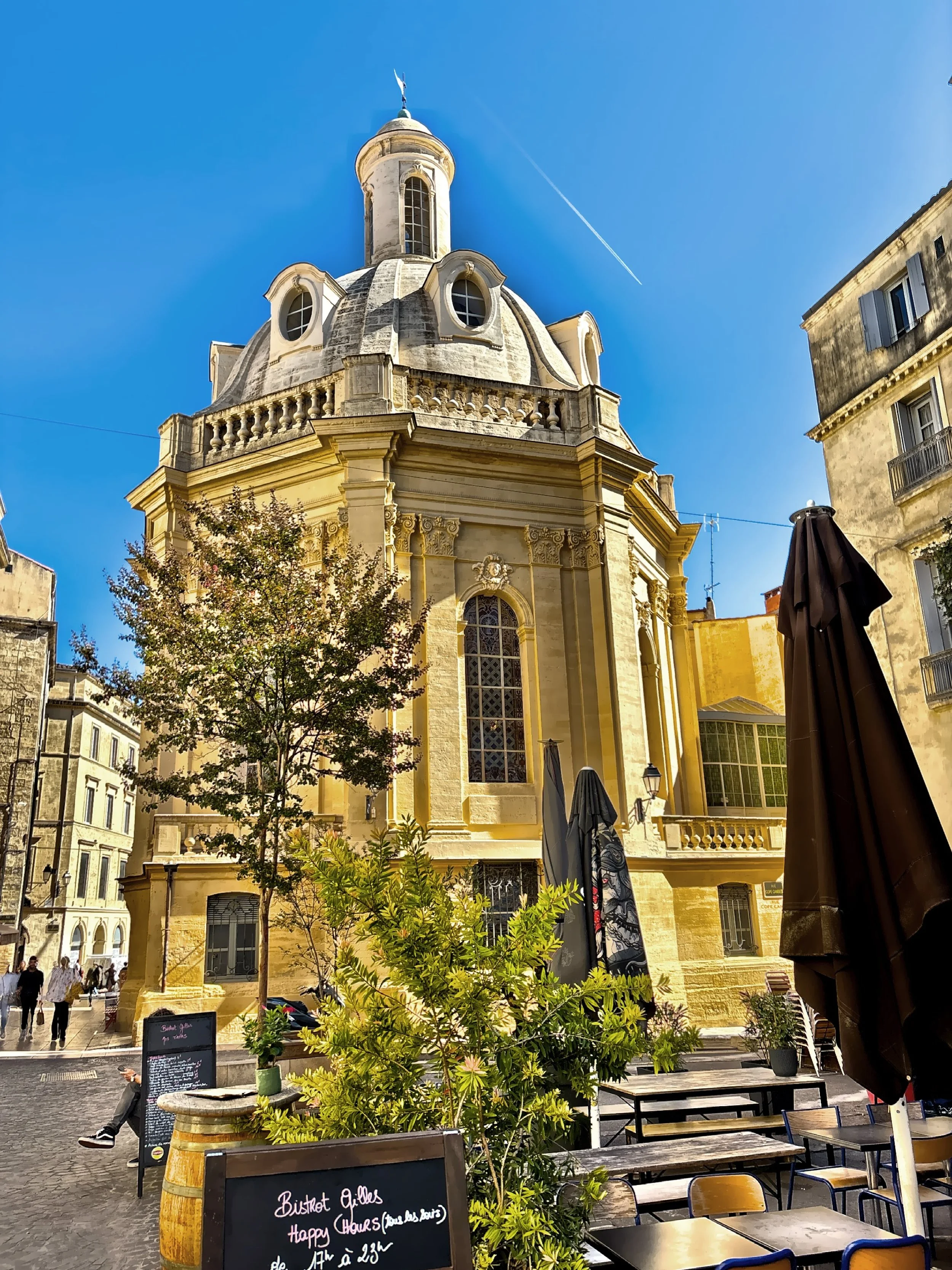  The octagonal Amphitheater d’anatomic Saint Come building was built between 1751 and 1757 as a college for the city’s Royal Society of Sciences. 