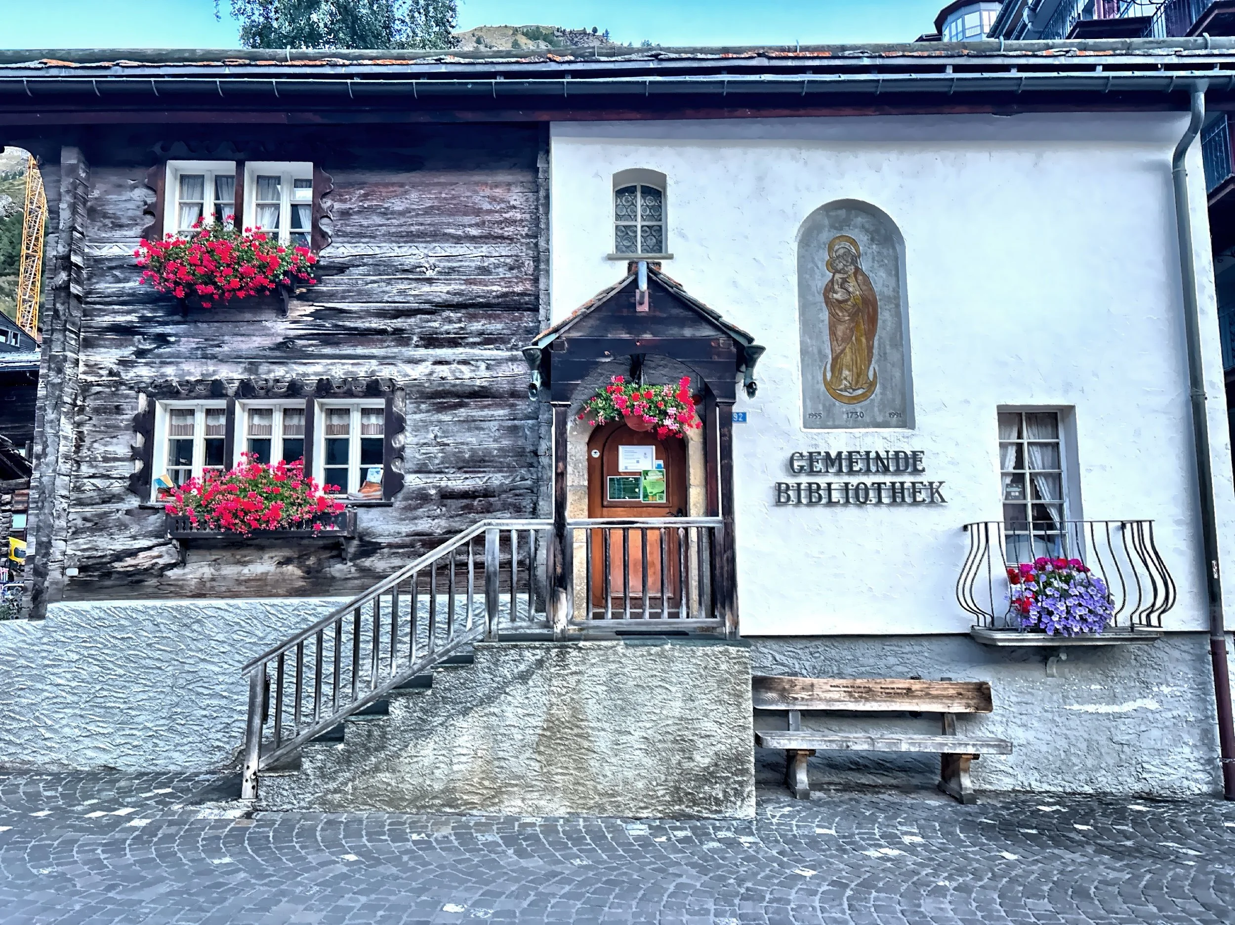 The Zermatt Municipal Library where books are available in English, German, Italian and French. 