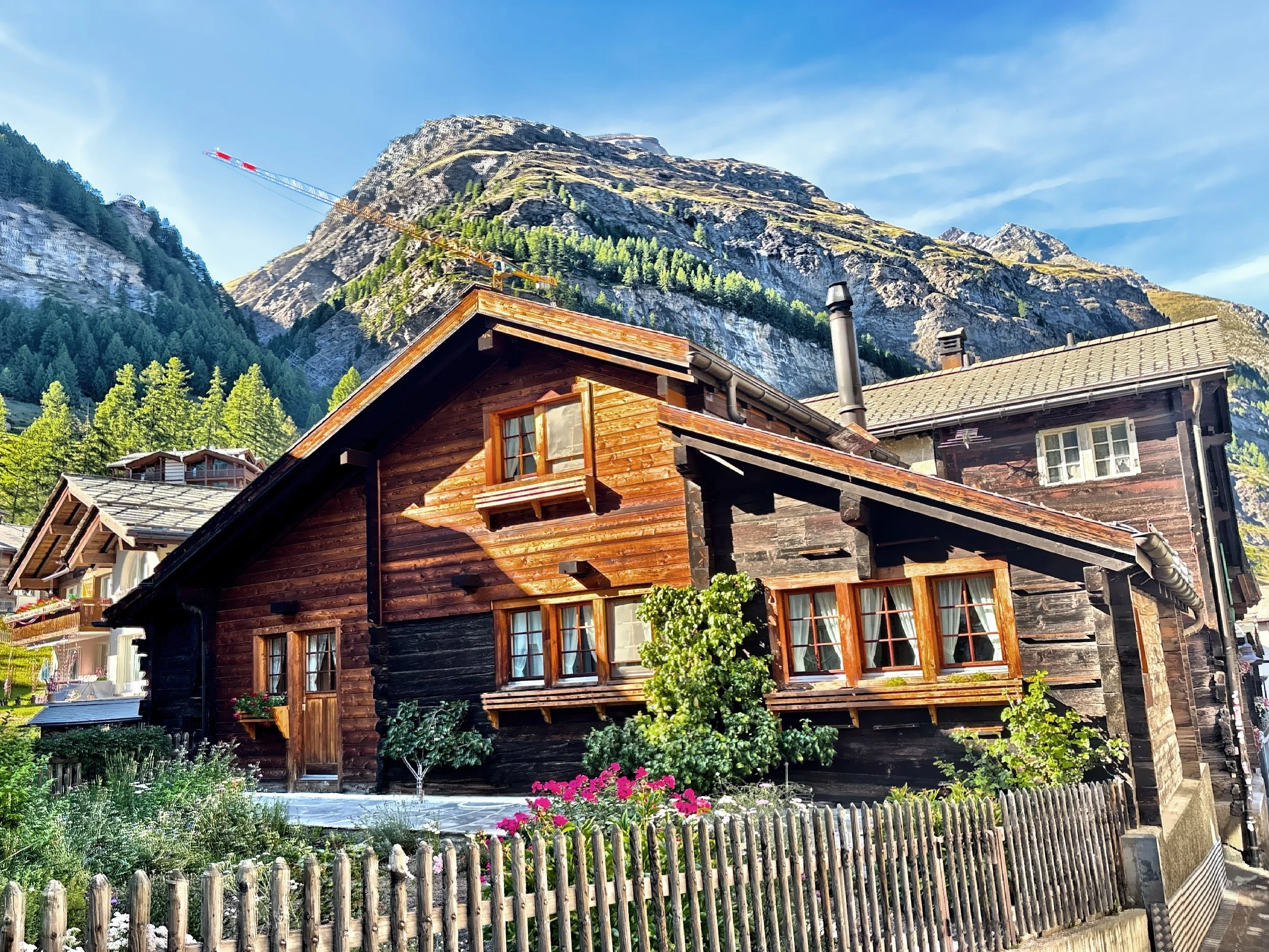  The traditional wooden chalet, characteristic of the architecture found in the town. 