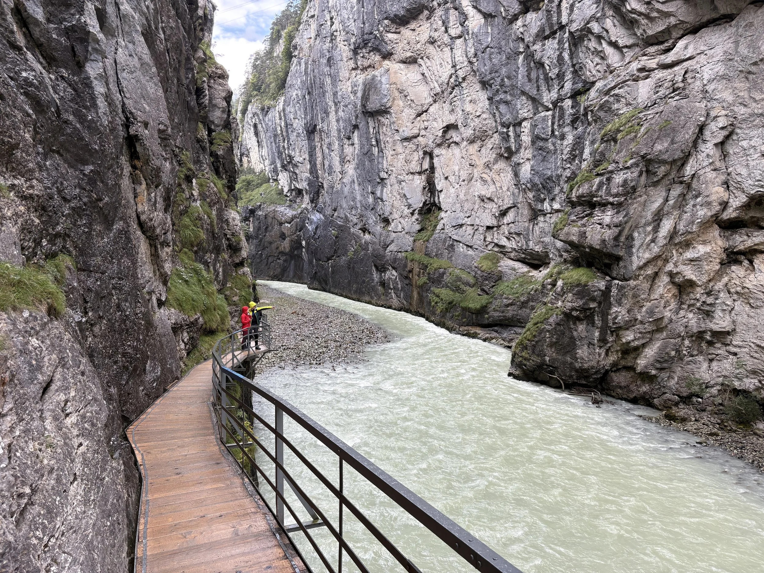  The gorge was created by glacial meltwater eroding limestone over thousands of years. 