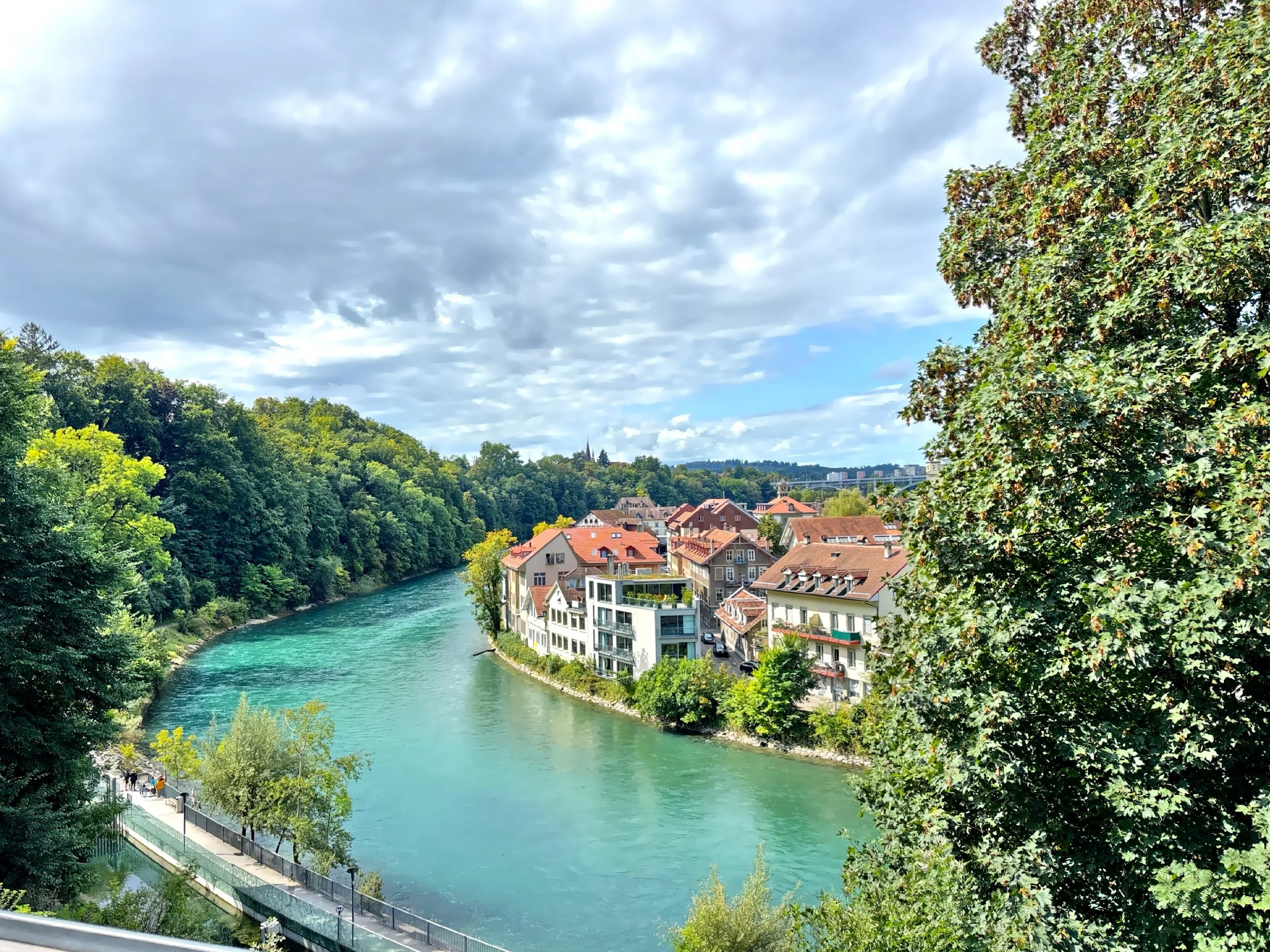  The city is built on a peninsula formed by the turquoise Aare River. Views from bridges or higher terraces are stunning—red roofs, soft green hills, and the sparkling water below. 