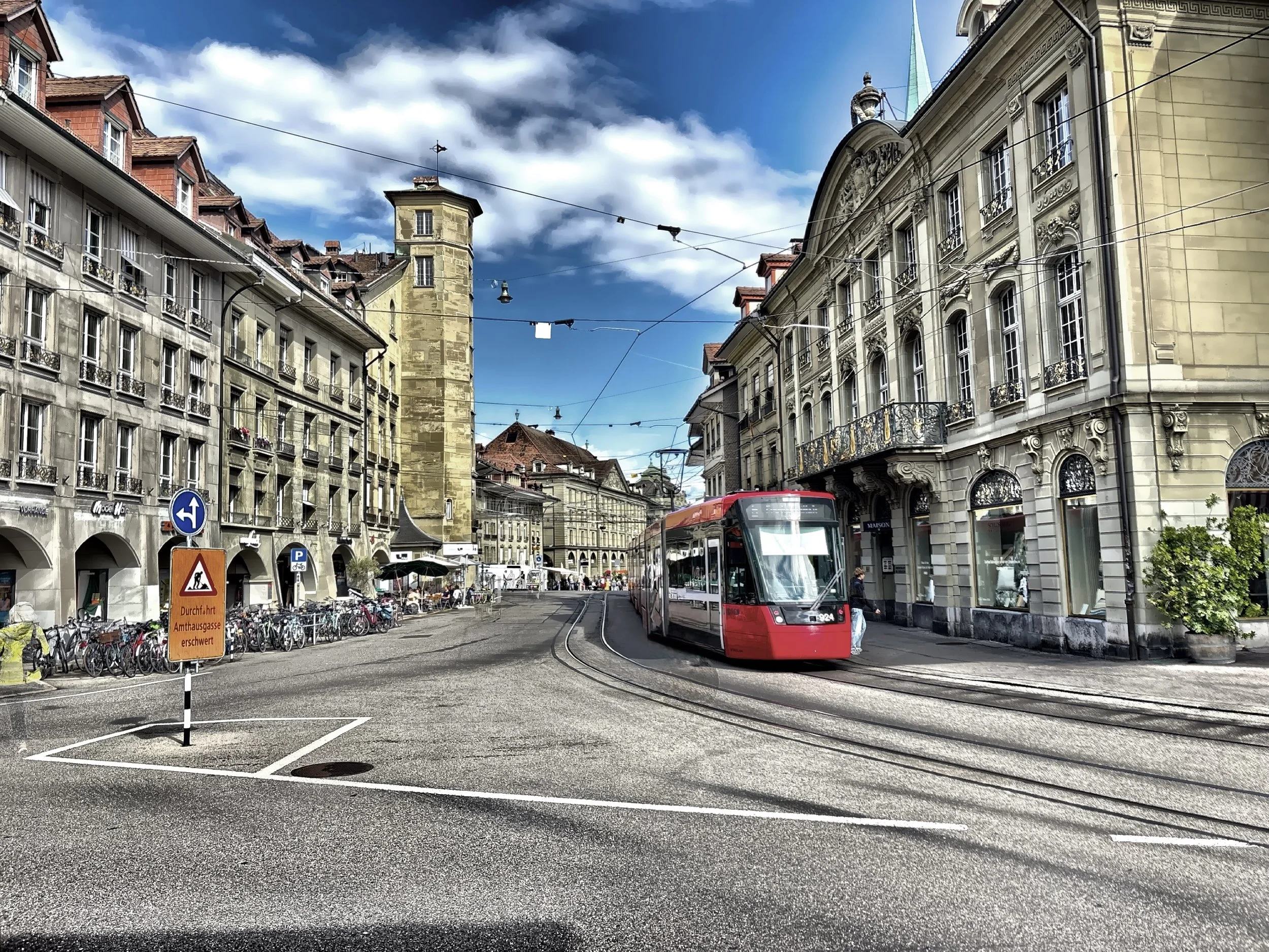  The Kornhausplatz street and the prominent tower on the left is the Kornhaus (Granary) built between 1711 and 1718. 
