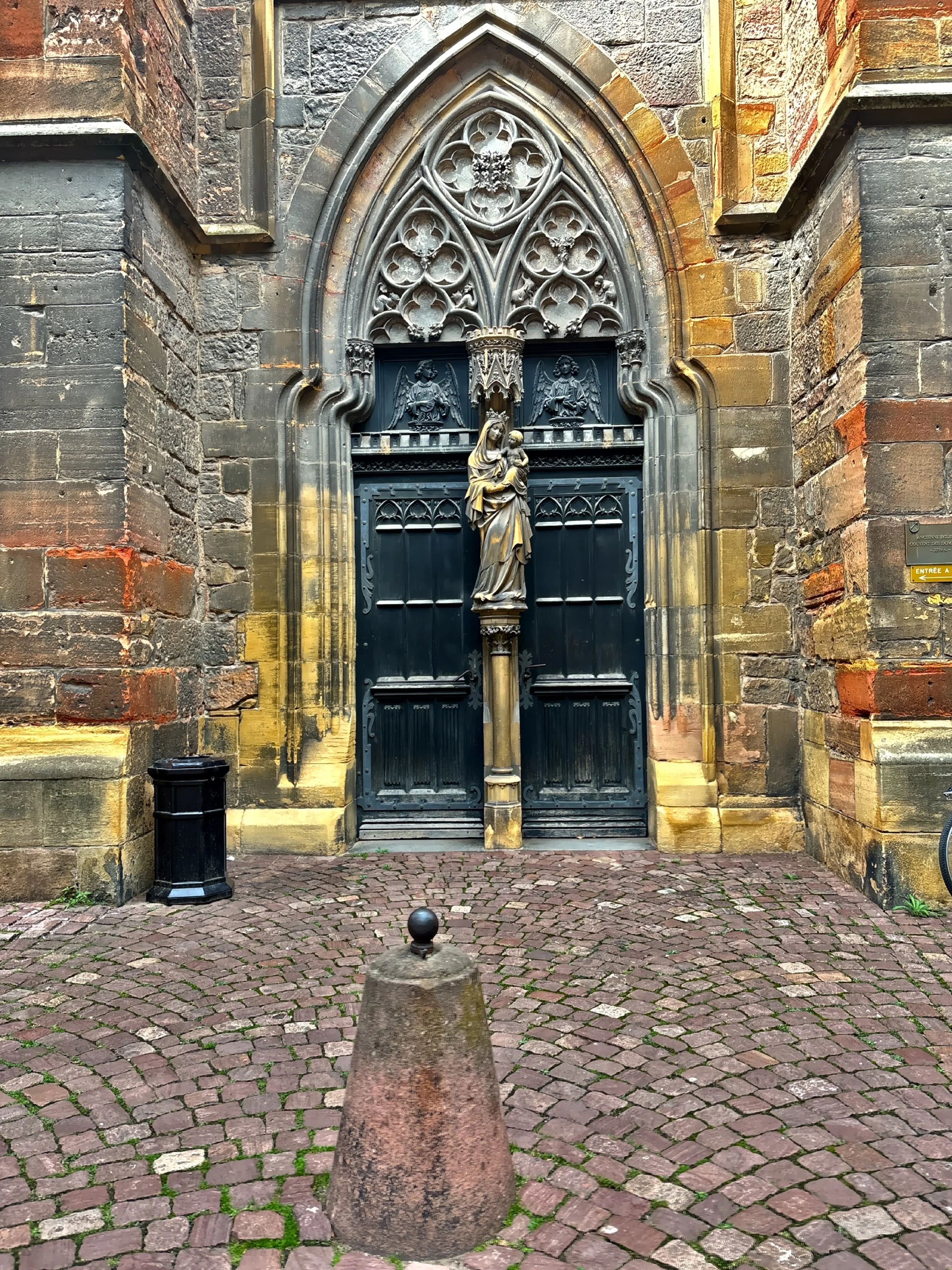  The ornate entrance to the church. 
