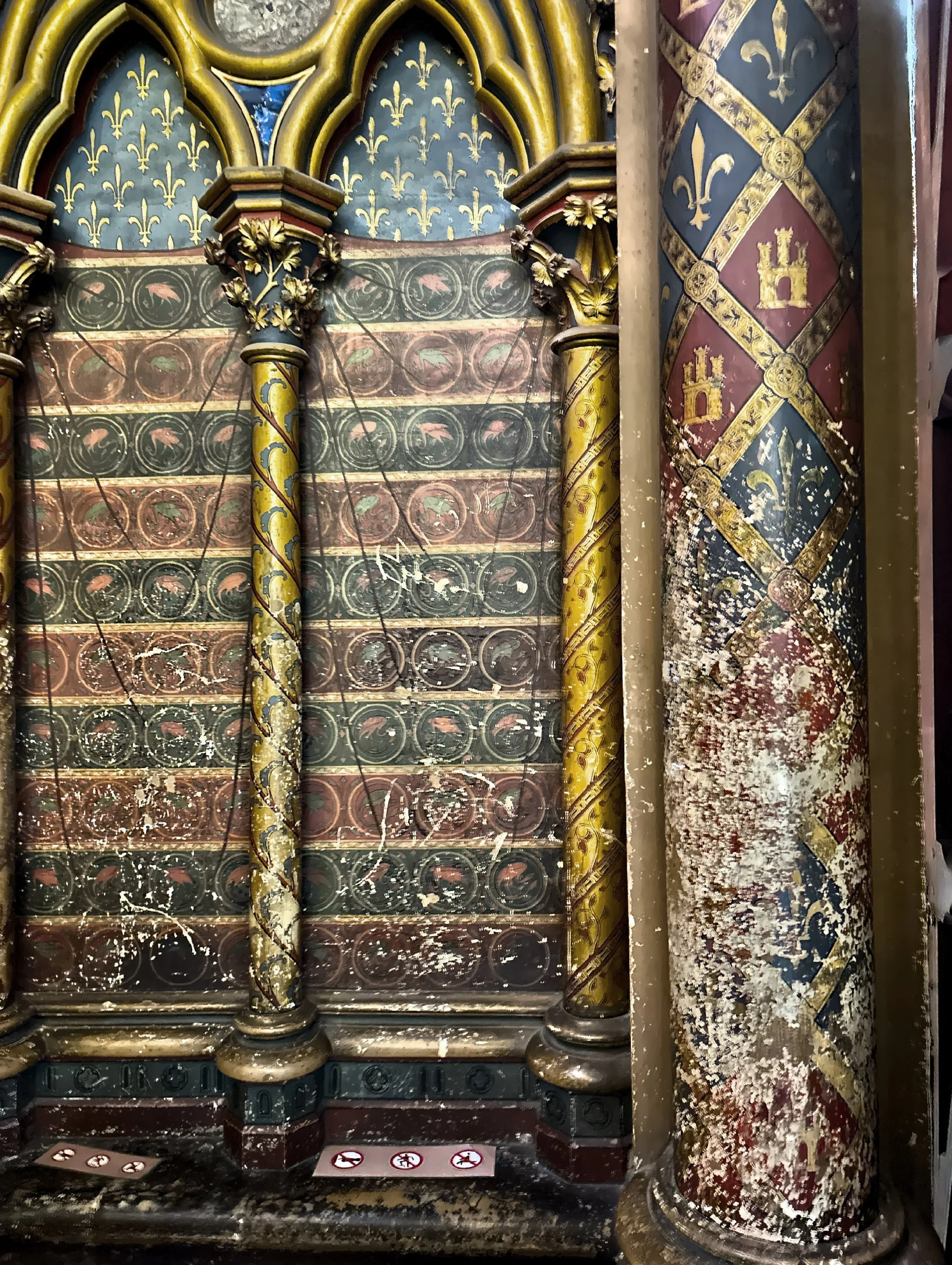  Unlike the soaring openness of the upper chapel, the lower chapel feels enclosed and earthly, emphasizing stability and shelter. 