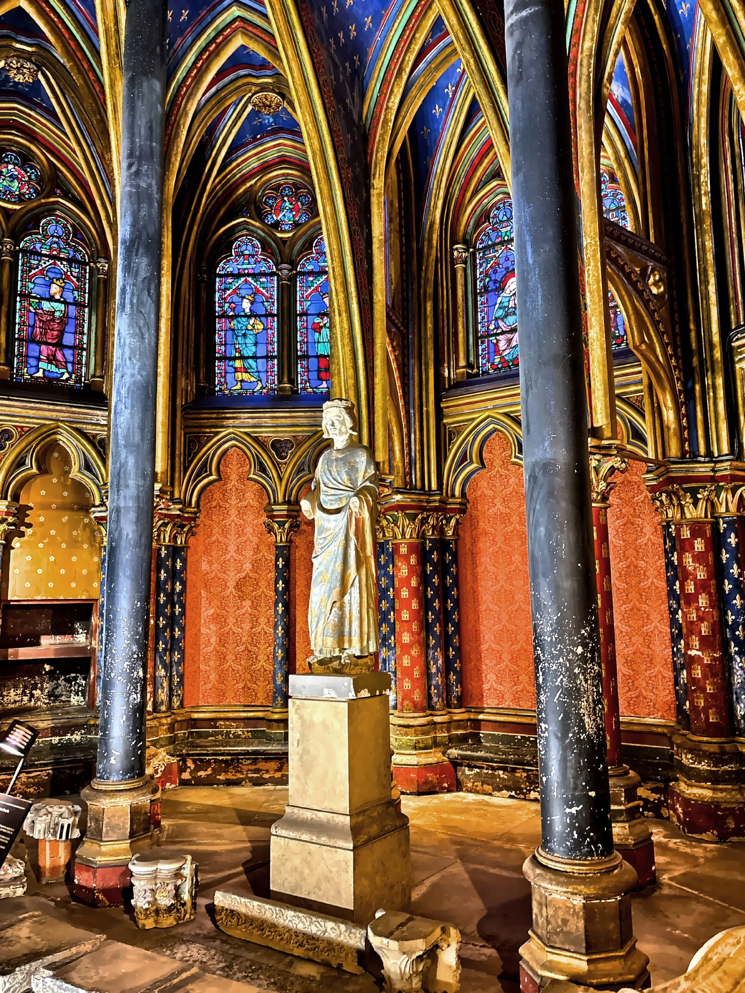  The lower chapel is more intimate and grounded and built to support the upper chapel structurally, it was intended for palace staff and servants ,  rather than the king. 