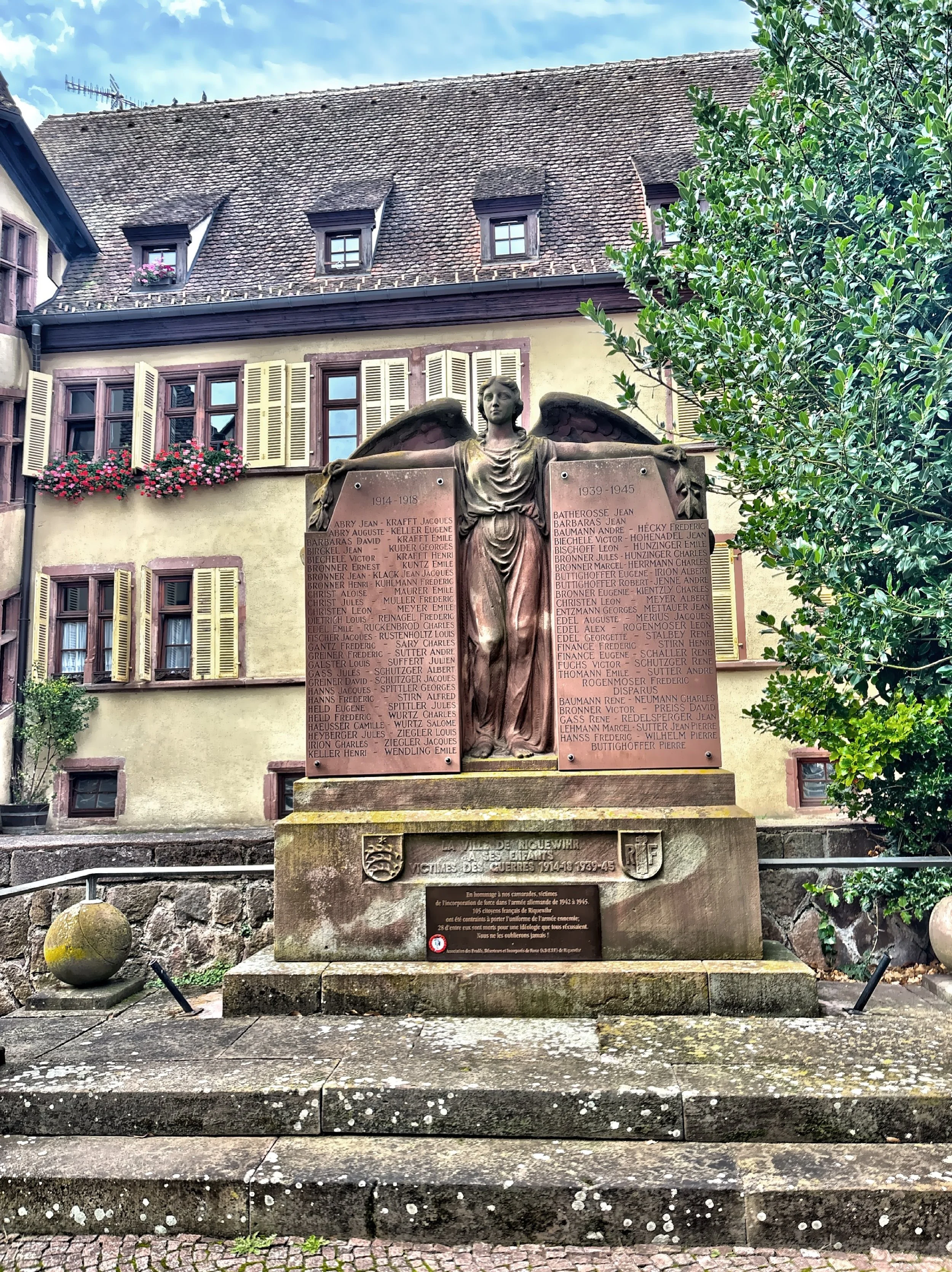  A memorial to commemorate the victims of World War I and World War II. 