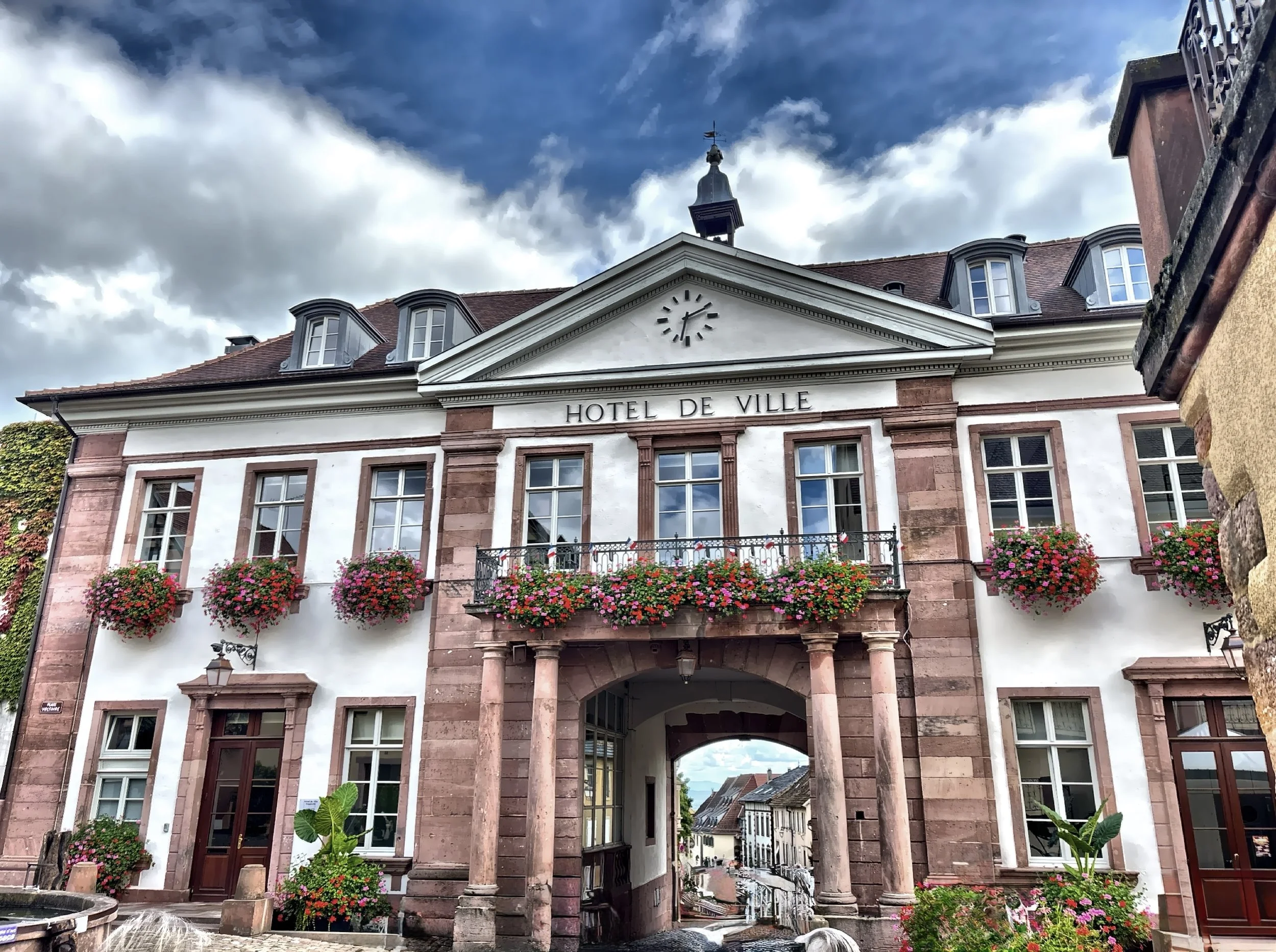  The Hotel de Ville (Town Hall) was built in 1809, and was constructed on the site of the former lower gate of the Old Town. 
