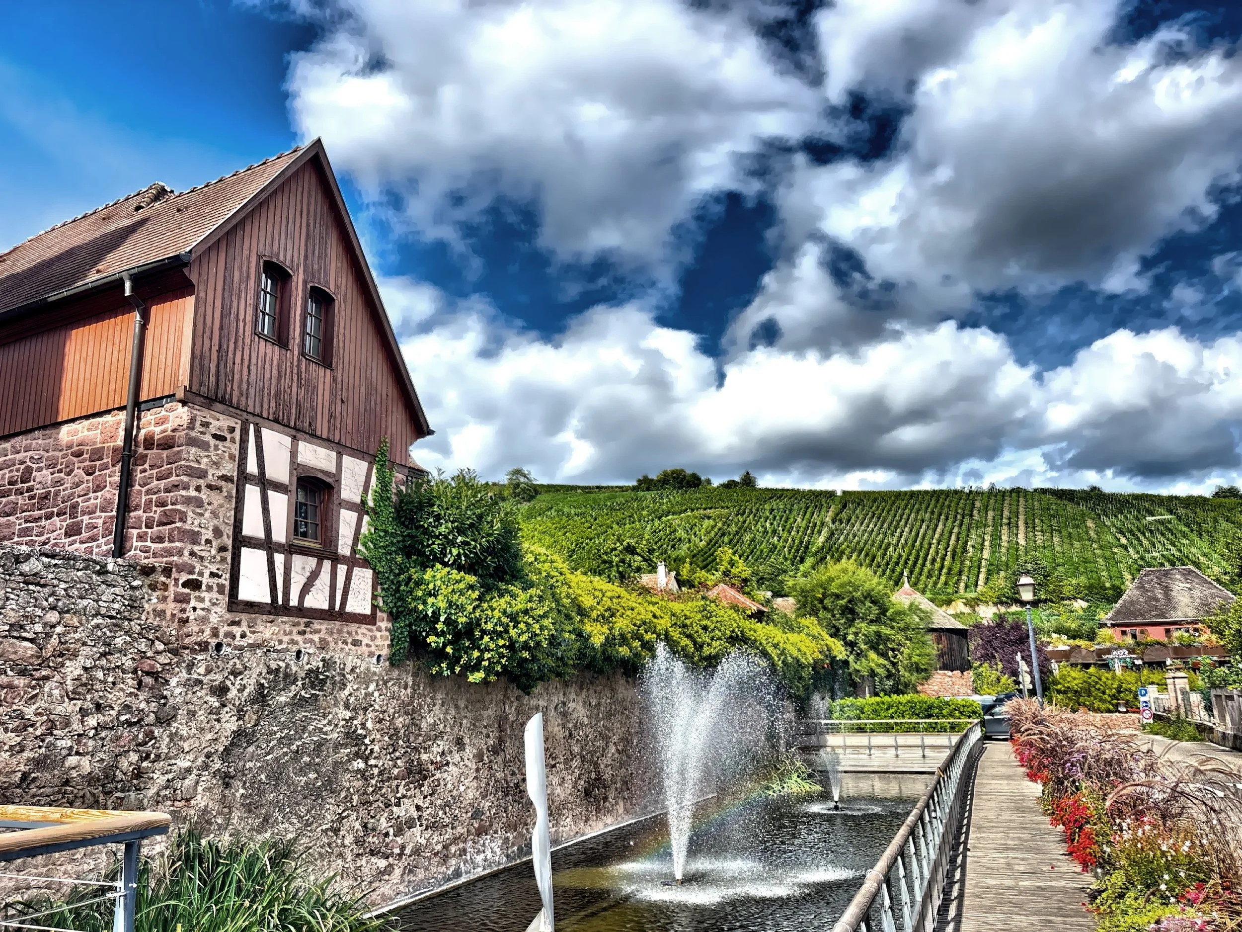  The village is nestled among vineyards and serves as a significant hub on the Alsace Wine Route. 