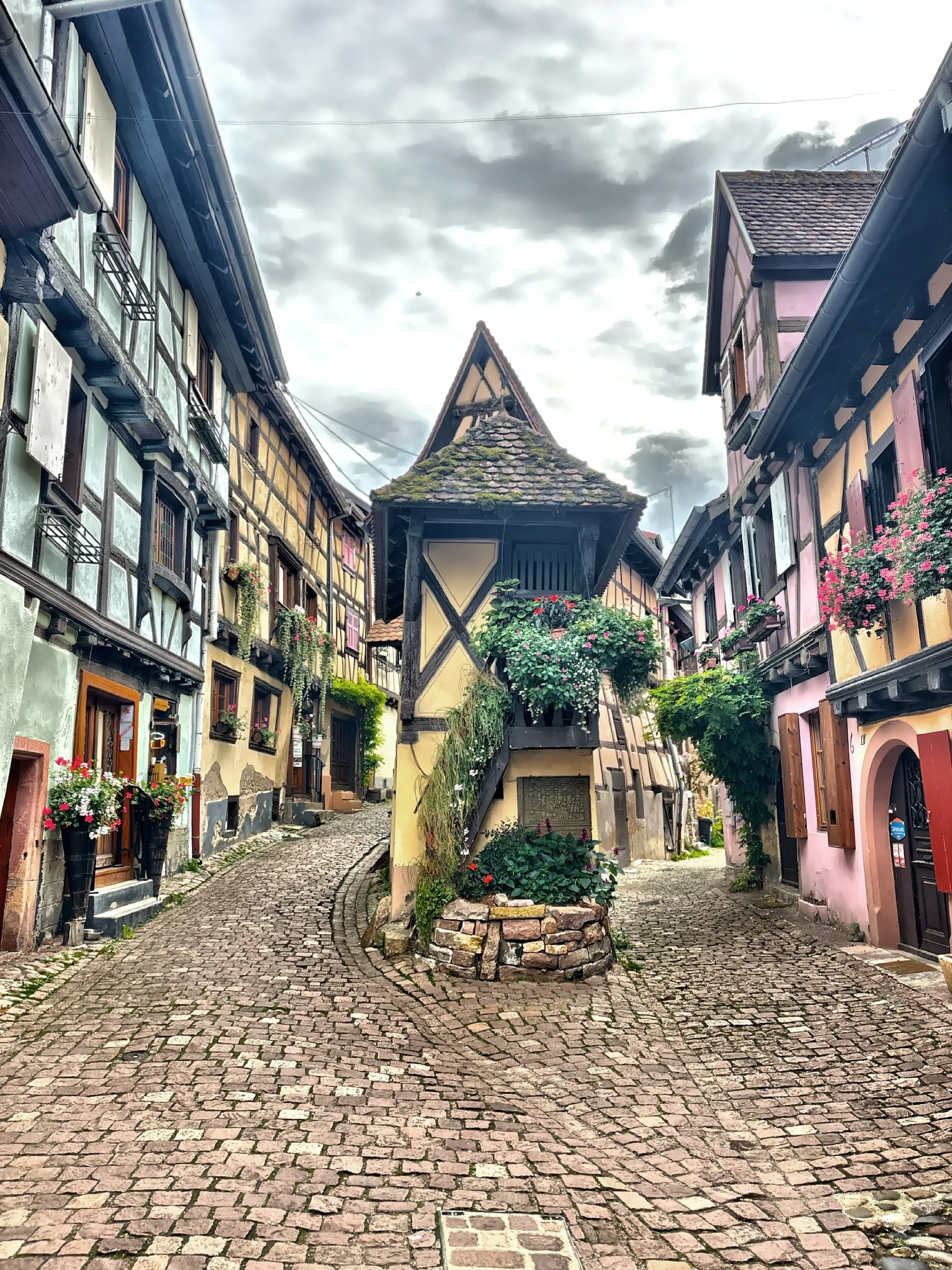  The narrow, concentric cobblestone streets lined with colorful, half-timbered buildings. 