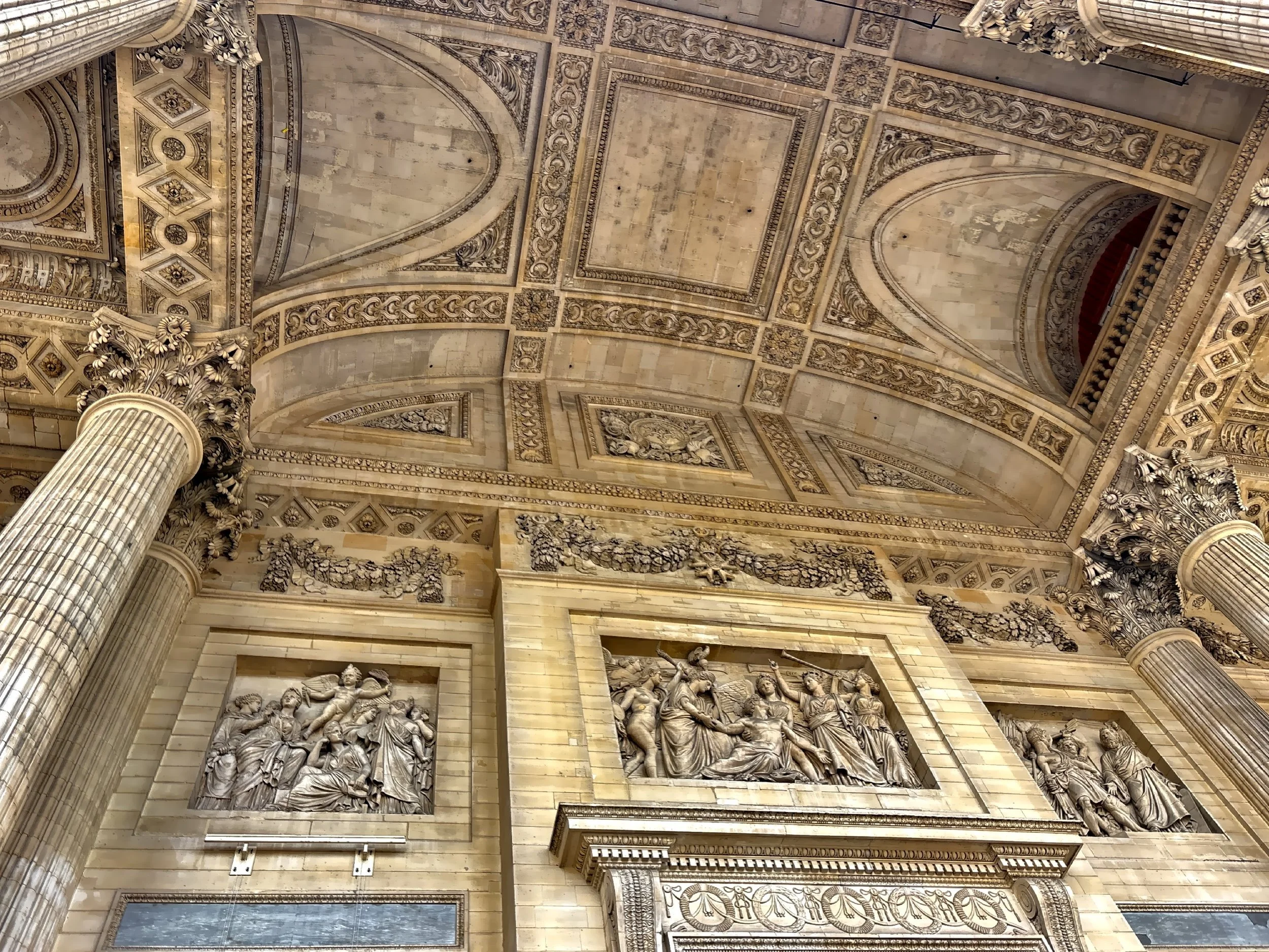  The ornate ceiling and sculpted reliefs under the external colonnade. 