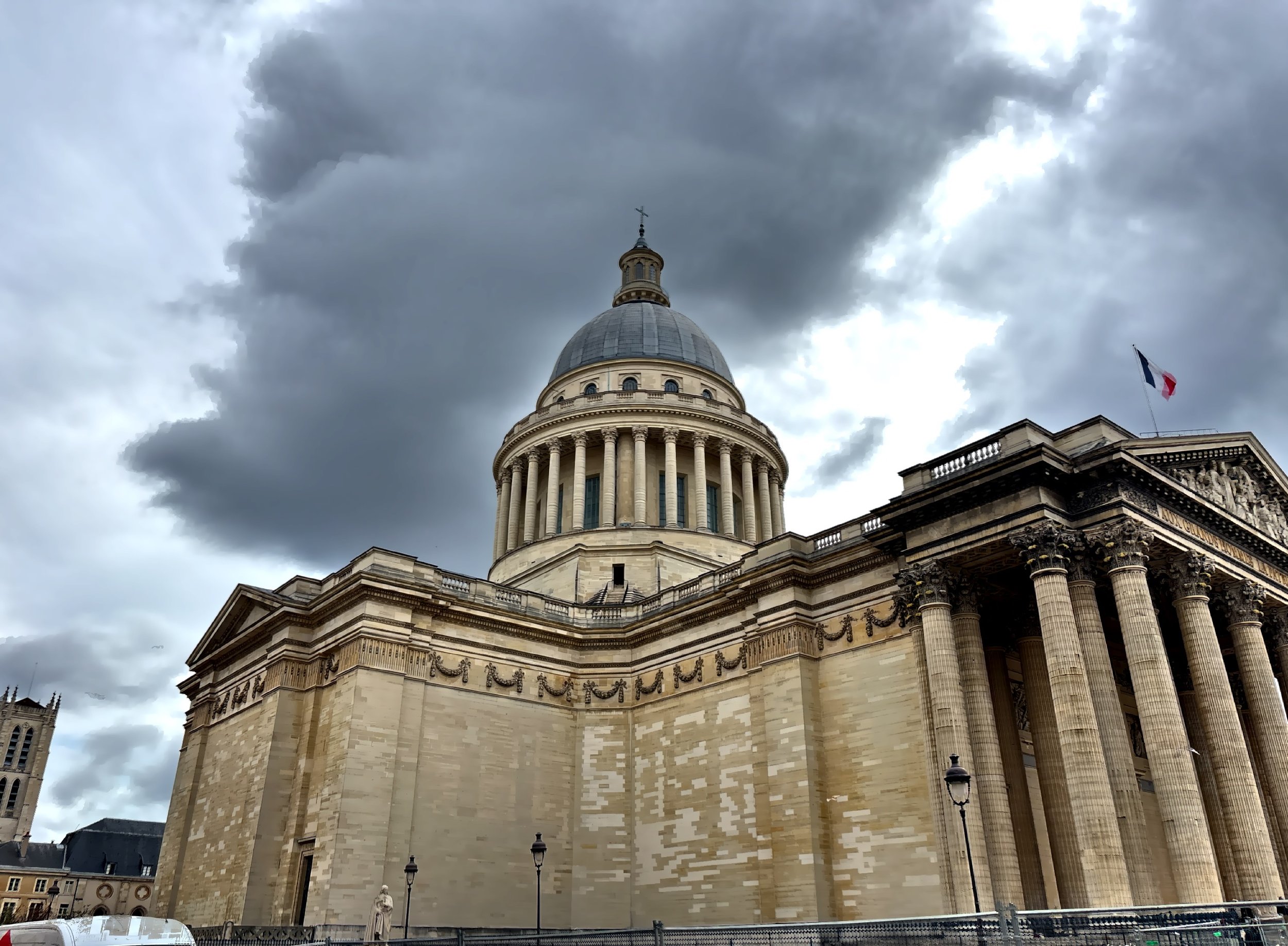  The cruciform building with high dome over the crossing was inspired by he Pantheon in Rome. 